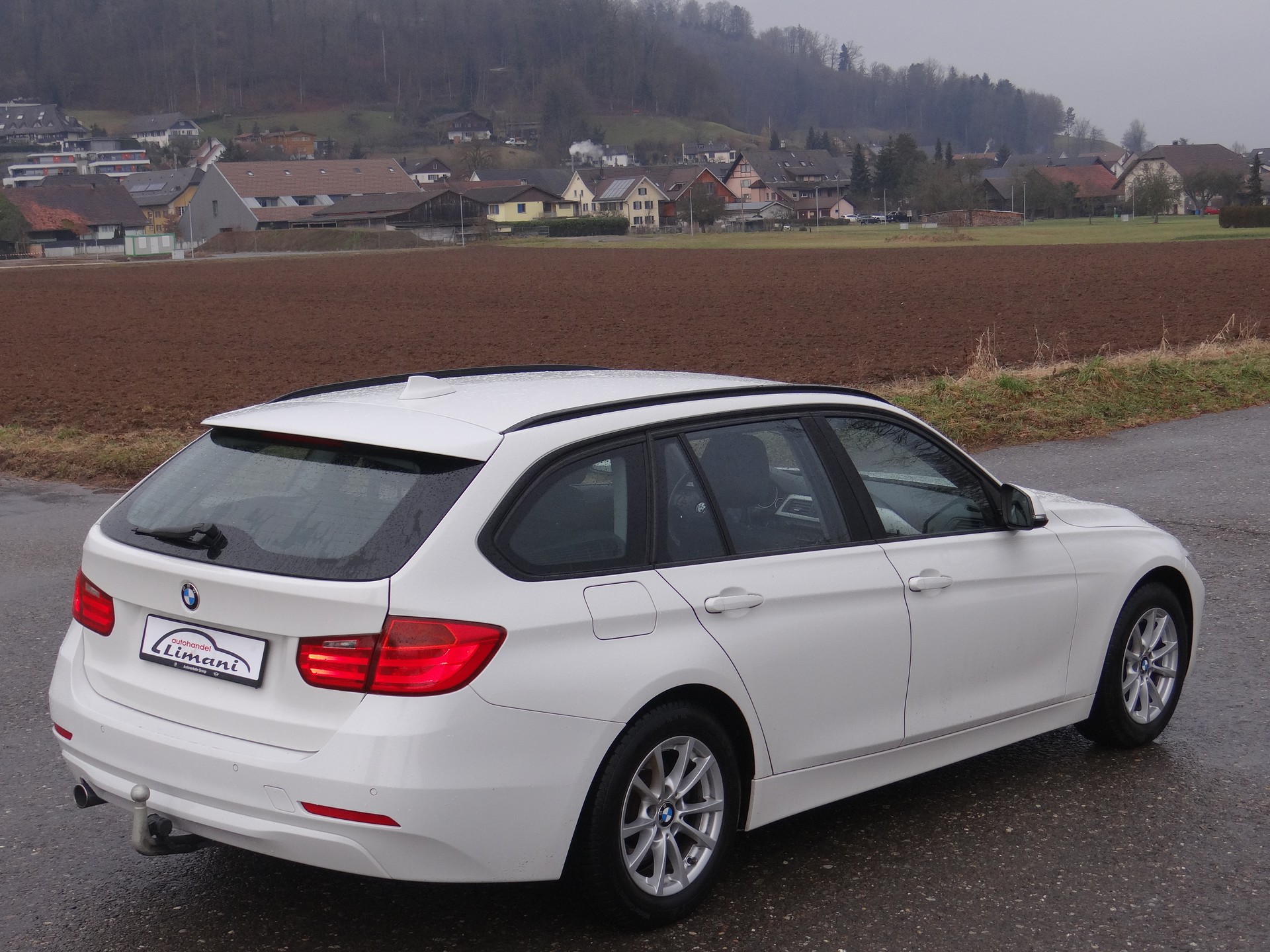 BMW 320d xDrive Touring Modern Line Steptronic-image-5