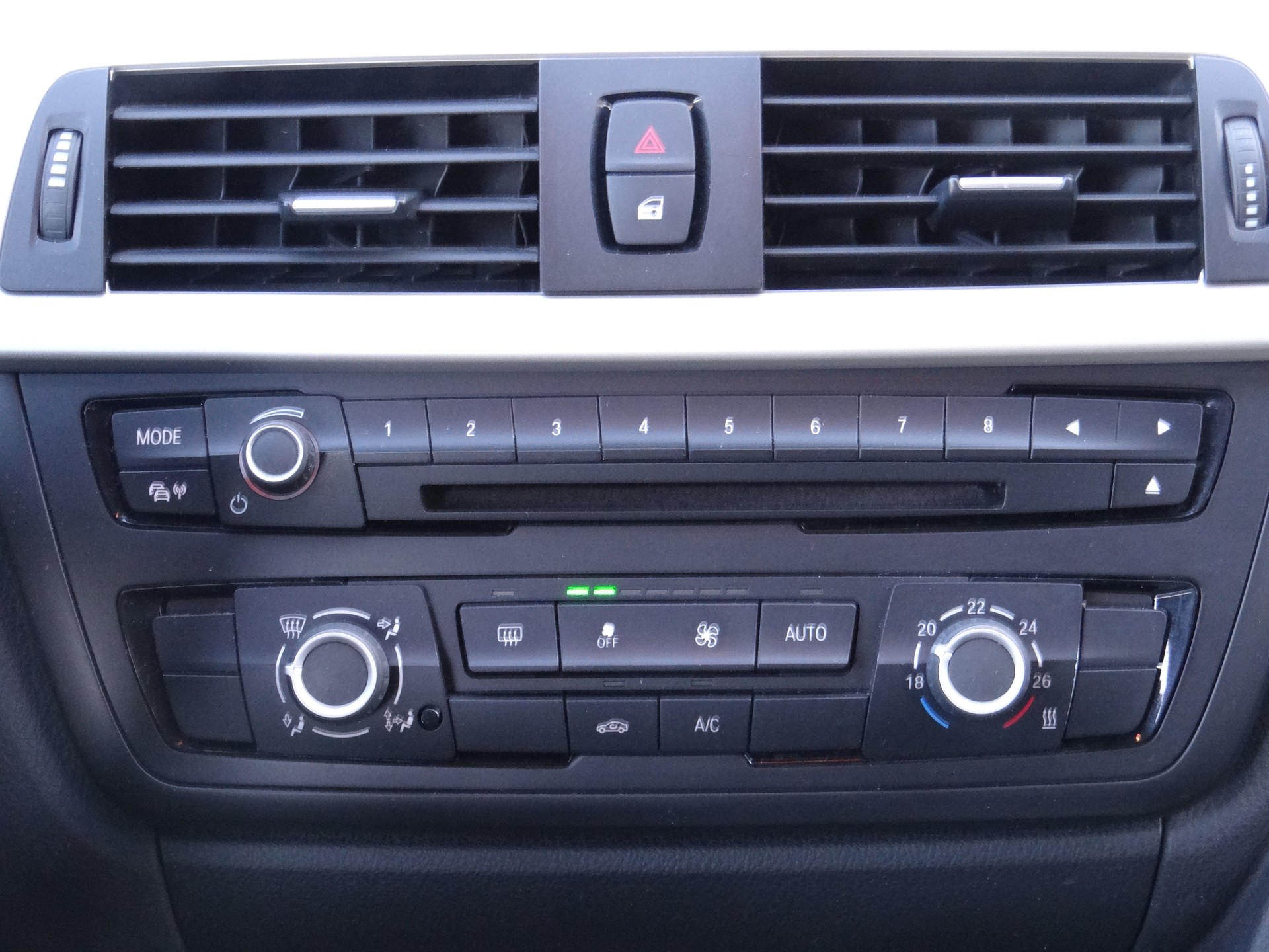 BMW 320d xDrive Touring Modern Line Steptronic-image-14