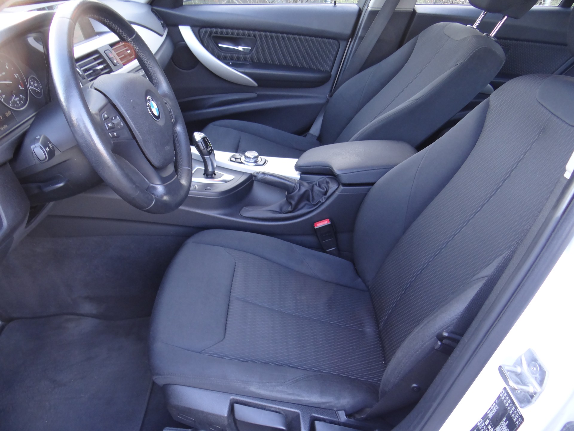 BMW 320d xDrive Touring Modern Line Steptronic-image-9