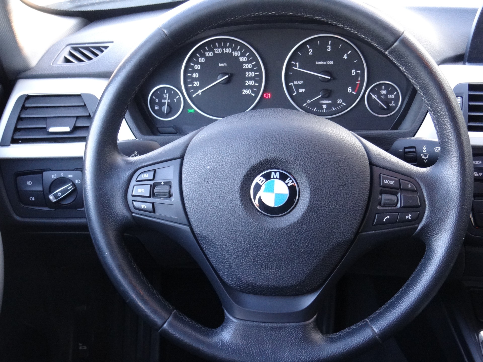 BMW 320d xDrive Touring Modern Line Steptronic-image-12