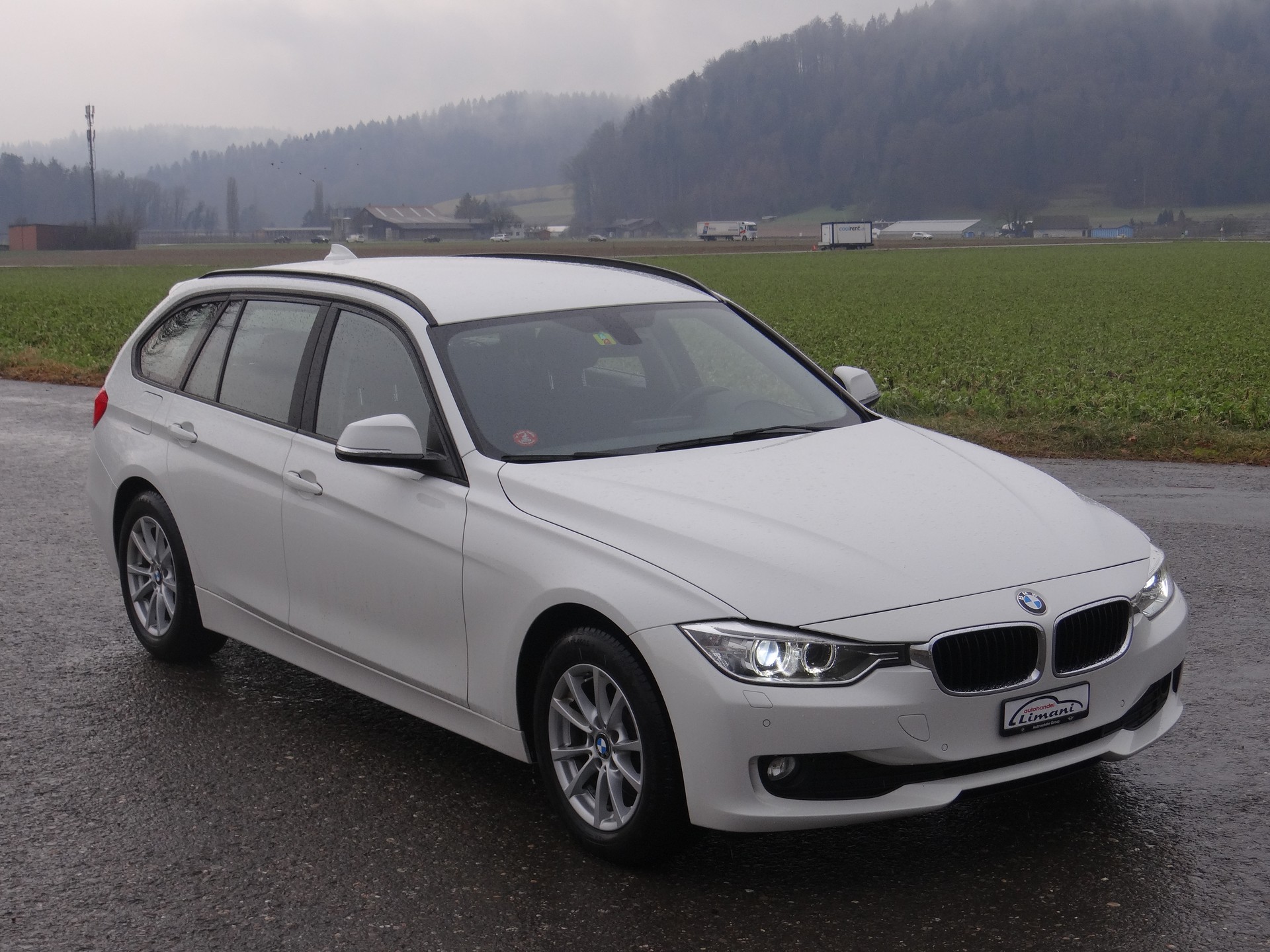 BMW 320d xDrive Touring Modern Line Steptronic-showroom-element-3