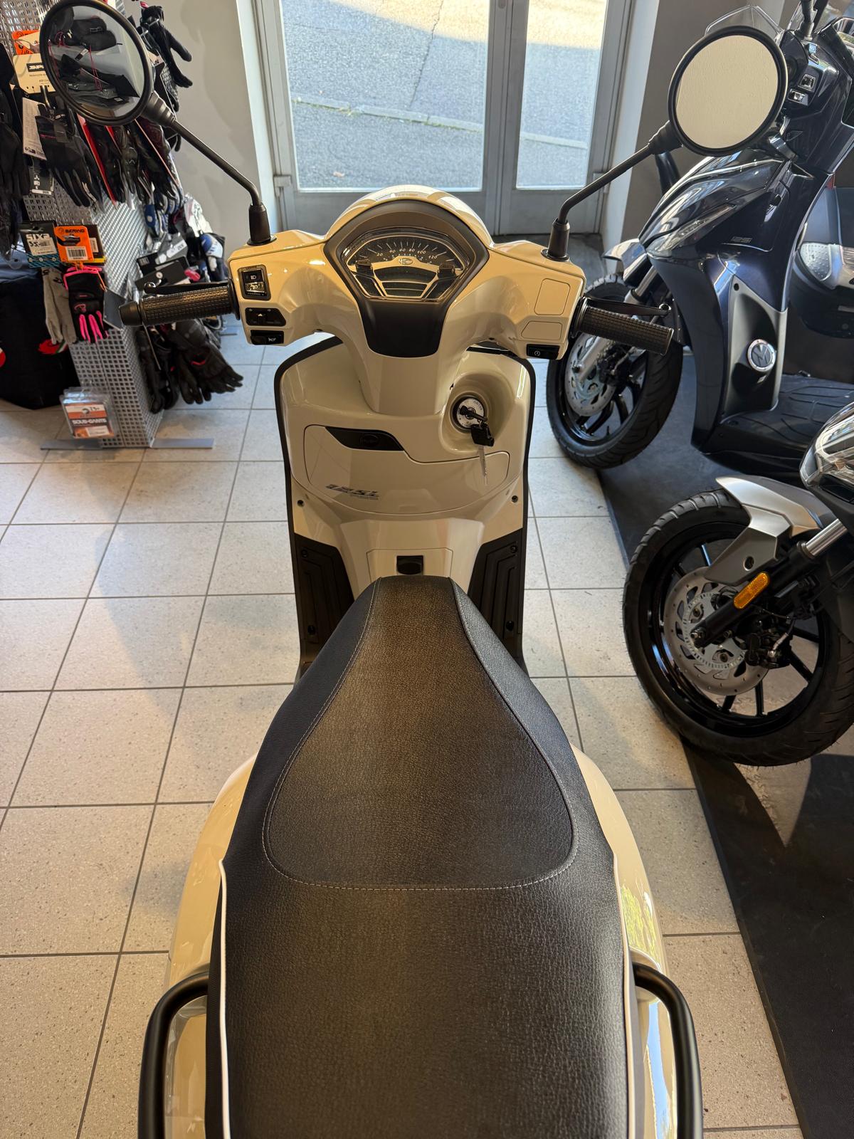 KYMCO Like 125i ABS Topcase & Noodoe-image-3
