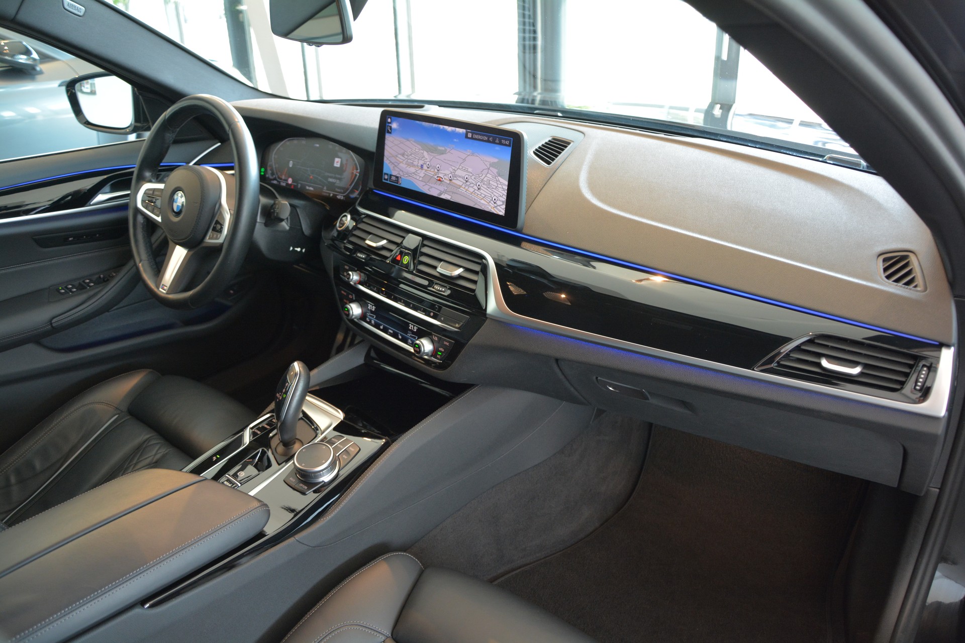 BMW 540i xDrive 48V Touring M Sport Steptronic-image-12