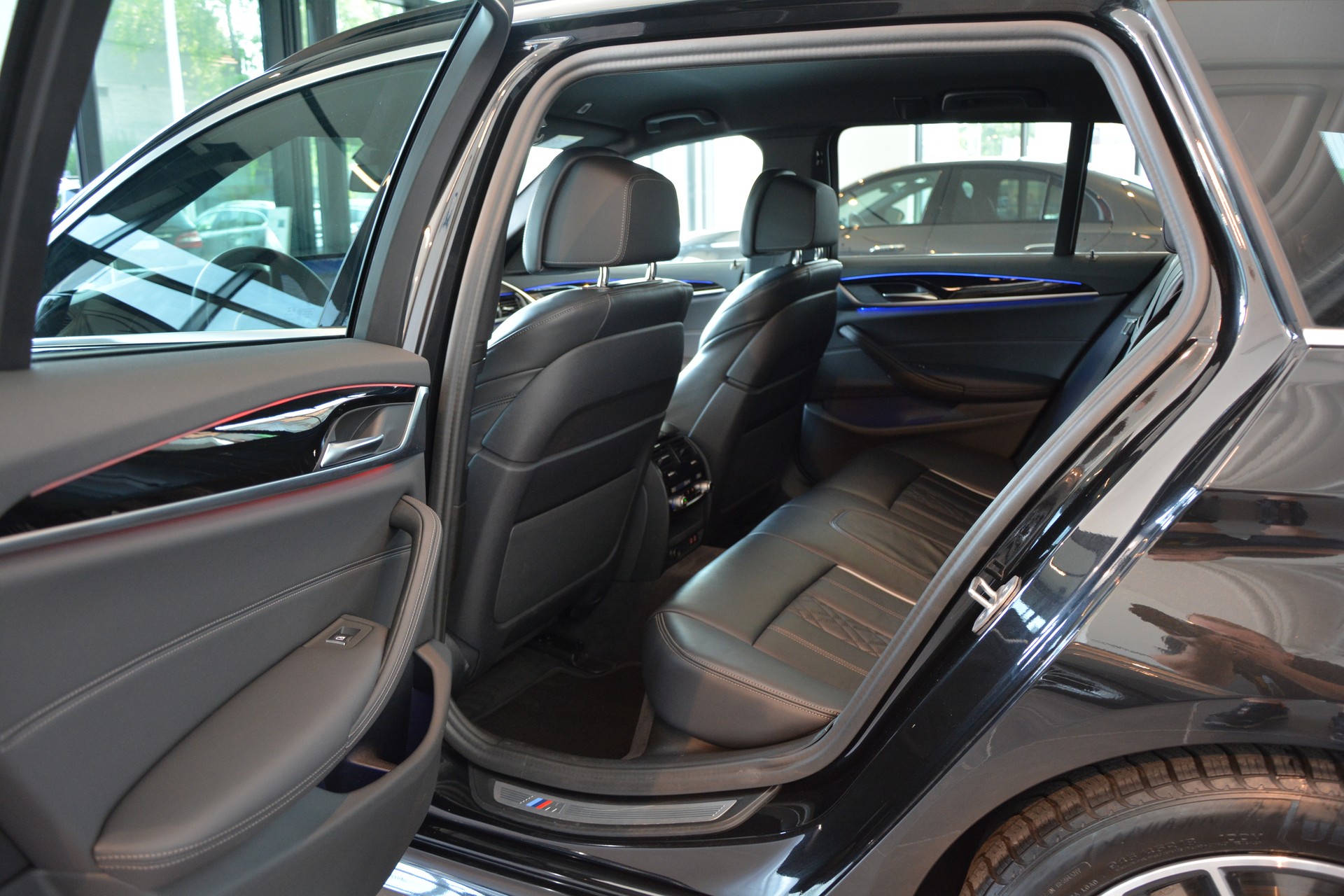 BMW 540i xDrive 48V Touring M Sport Steptronic-image-10