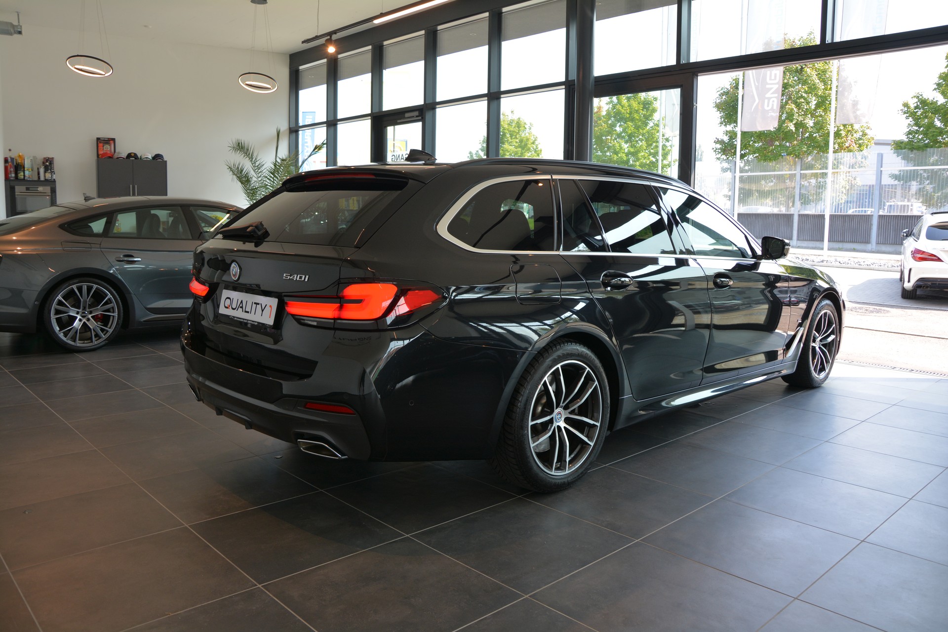 BMW 540i xDrive 48V Touring M Sport Steptronic-image-5