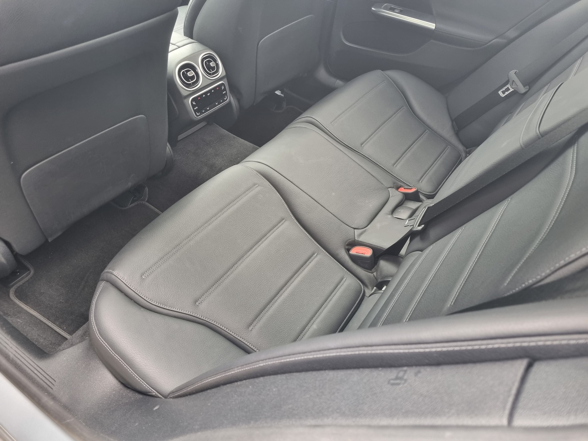 MERCEDES-BENZ C 200 4Matic AMG Line-image-8