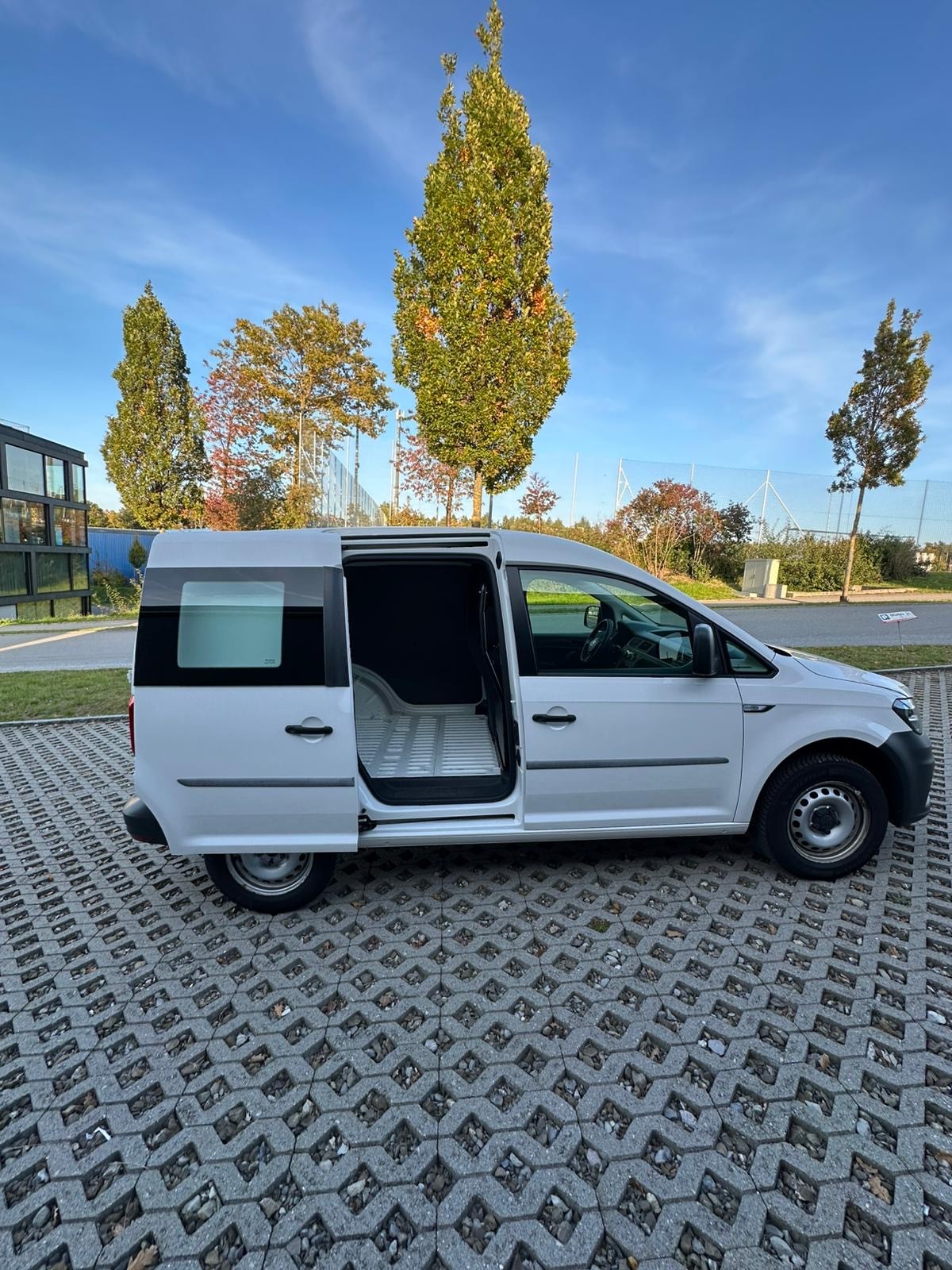 VW Caddy 2.0TDI 4Motion BlueMotion Technology-image-6