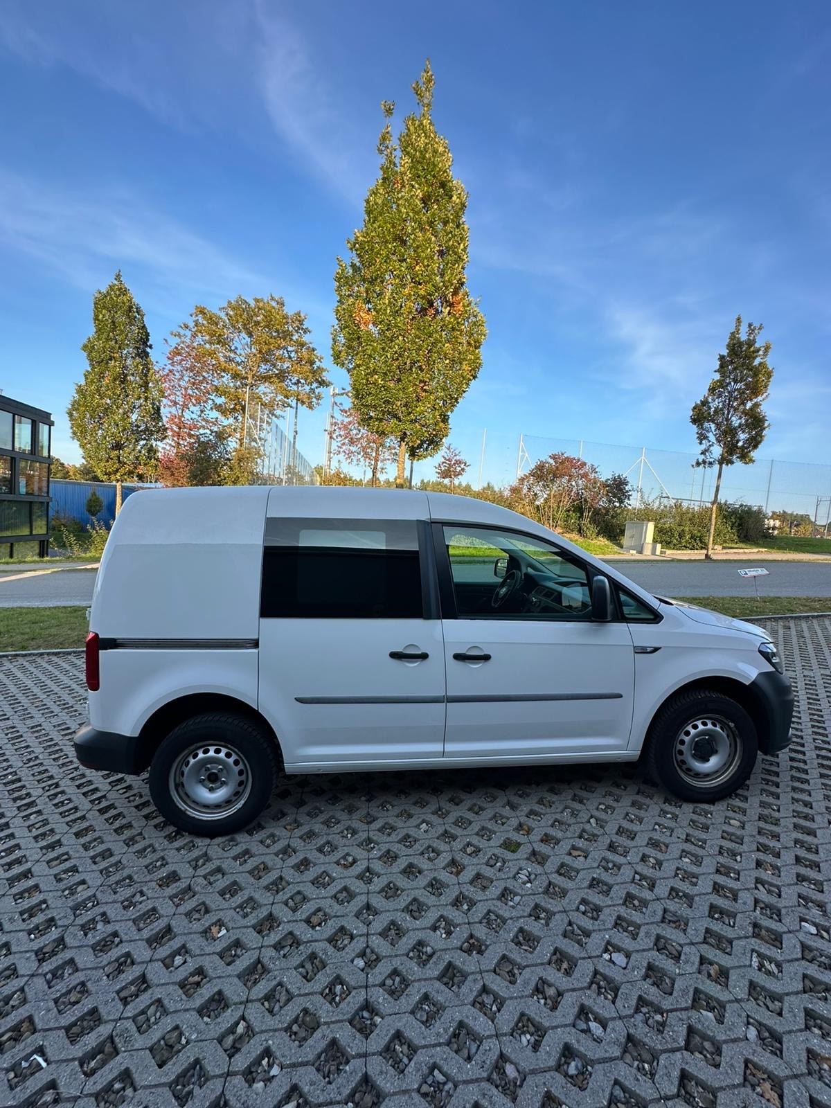 VW Caddy 2.0TDI 4Motion BlueMotion Technology-image-4