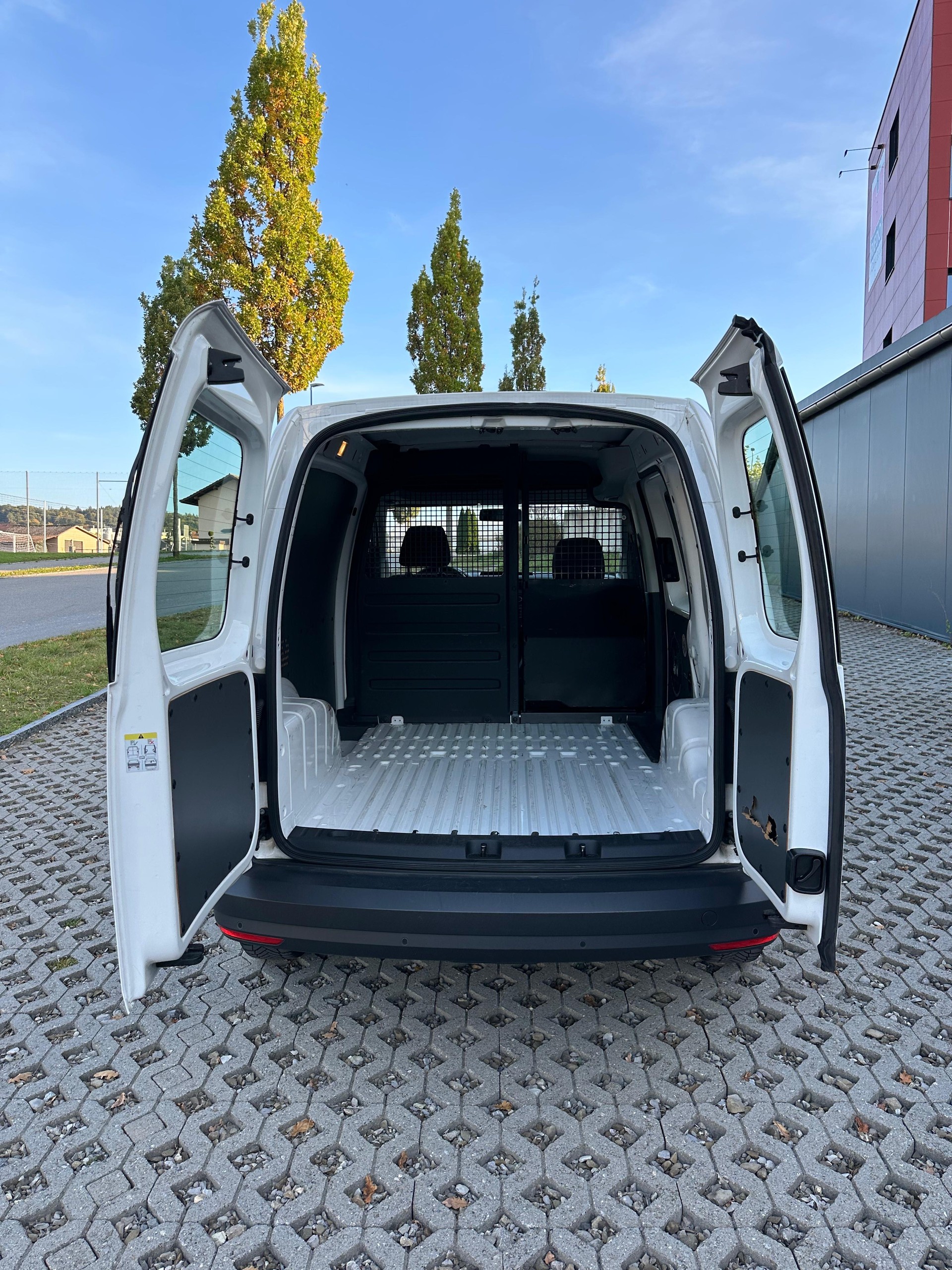 VW Caddy 2.0TDI 4Motion BlueMotion Technology-image-8