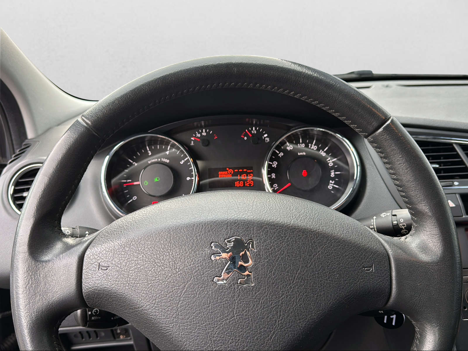 PEUGEOT 5008 1.6 16V VTI Sport-image-11