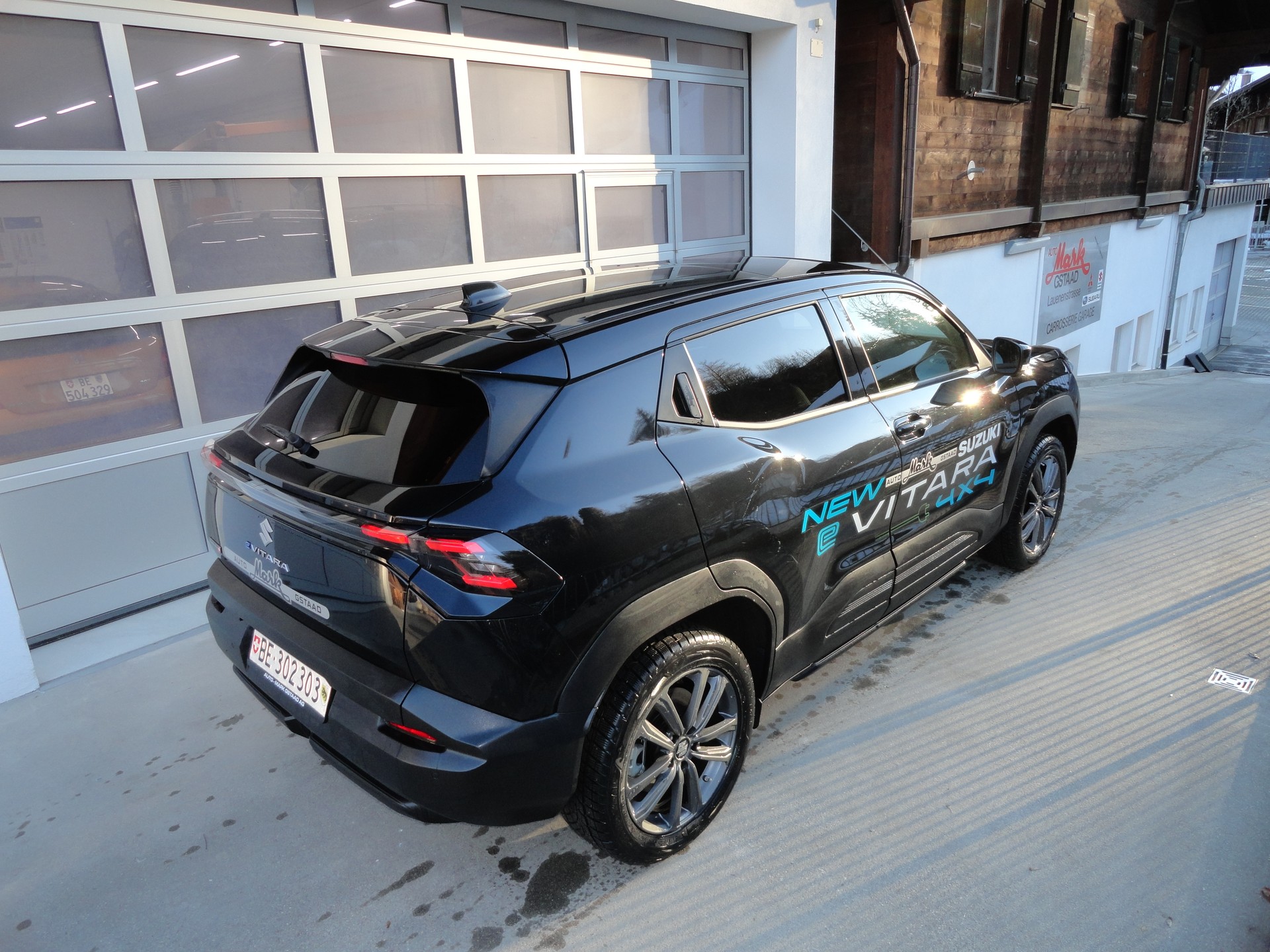SUZUKI e-Vitara 61kWh Compact Top 4x4-showroom-element-3