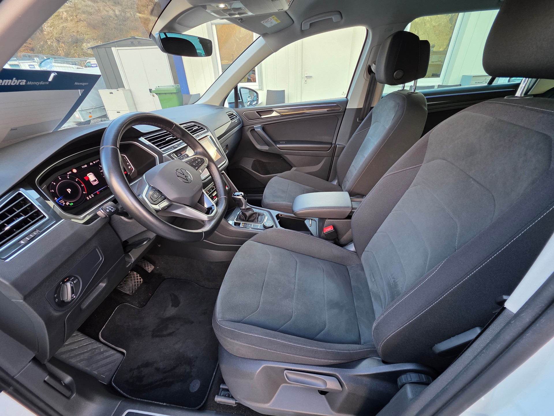 VW Tiguan 2.0TSI Elegance 4Motion DSG-image-7