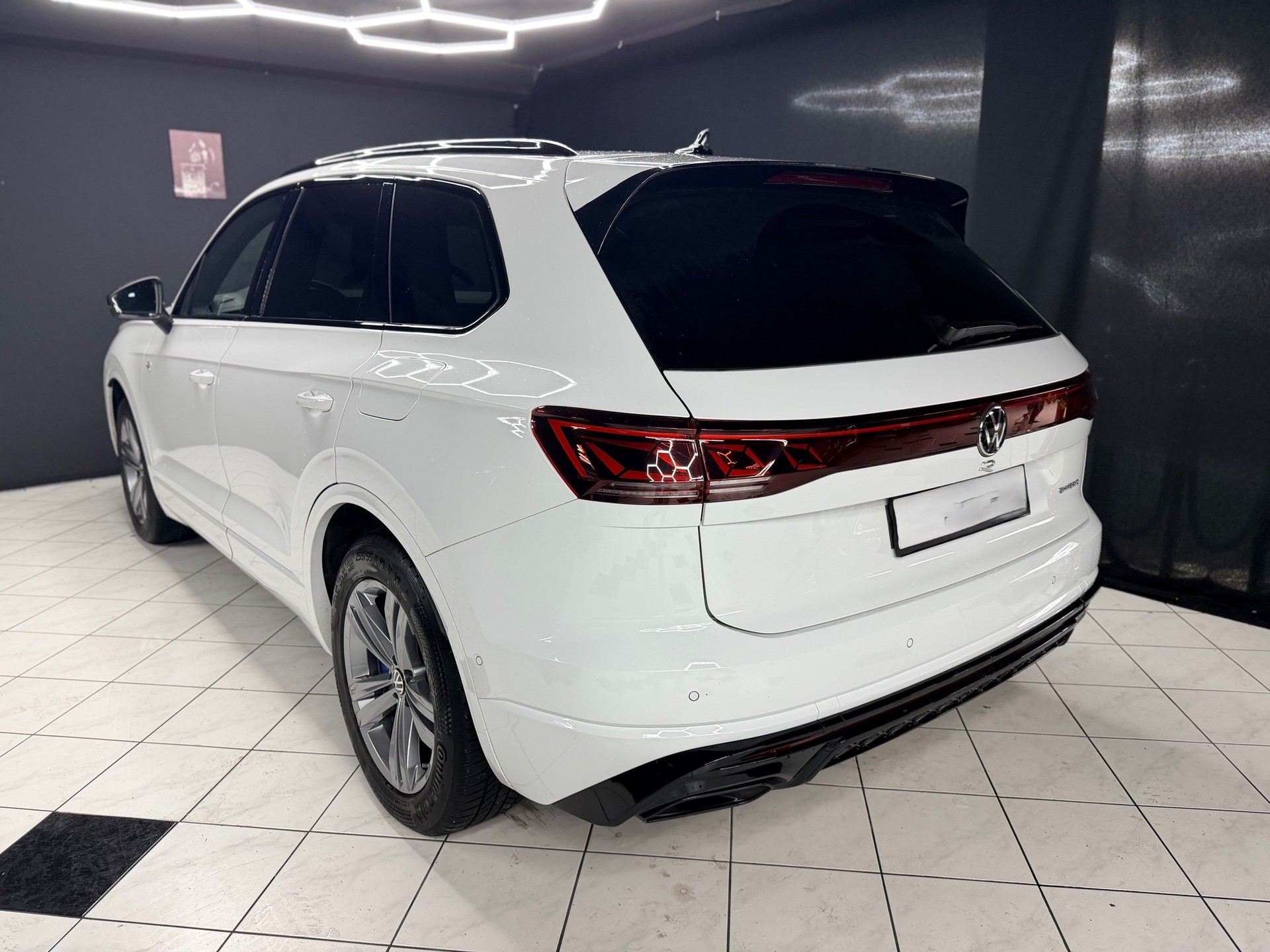 VW Touareg 3.0TSIeHyb R-image-4
