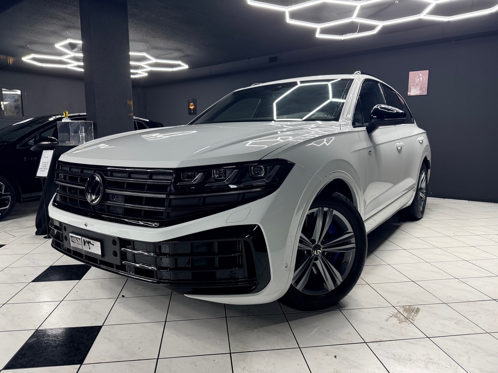 VW Touareg 3.0TSIeHyb R-showroom-element-1