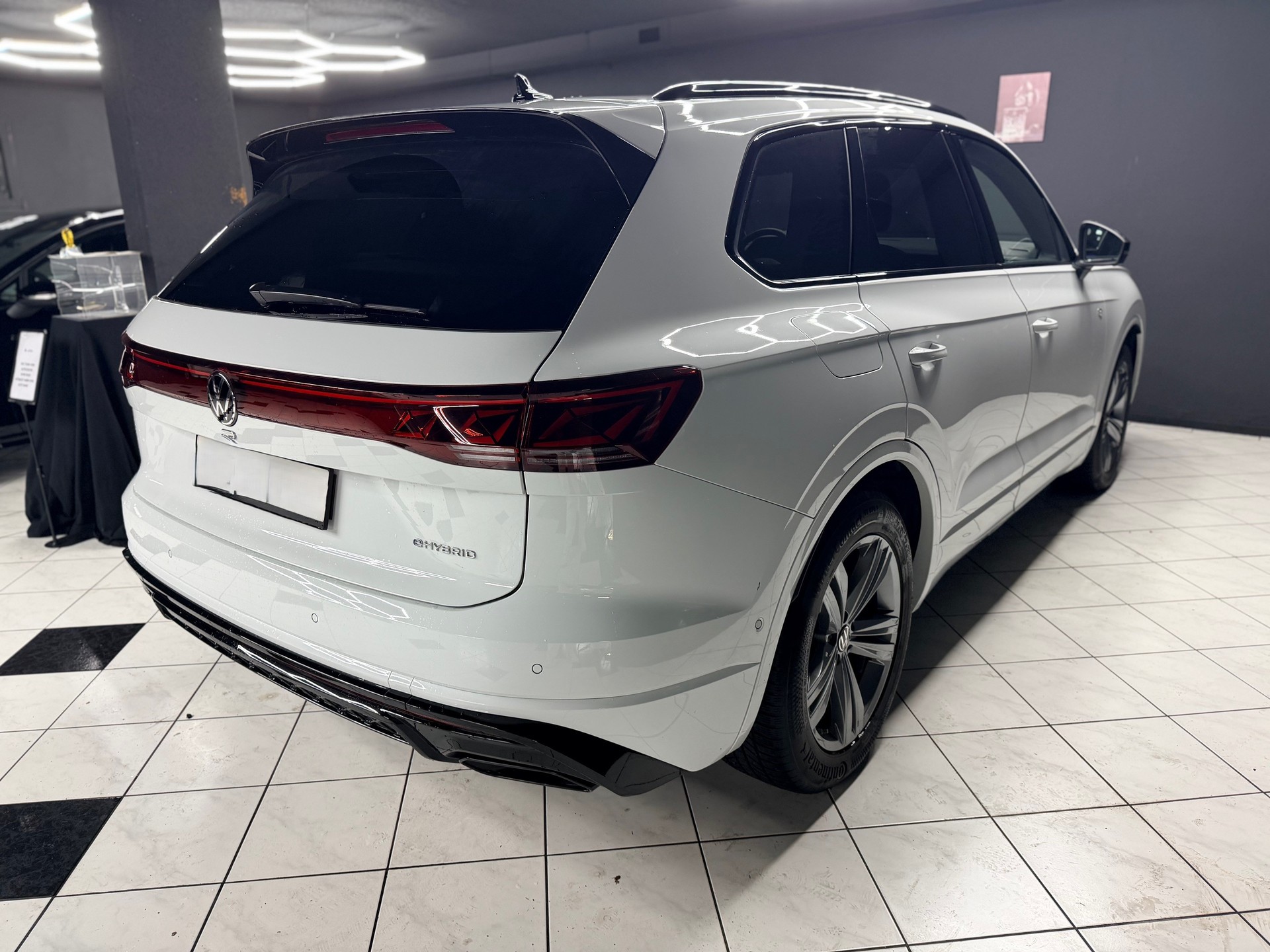 VW Touareg 3.0TSIeHyb R-image-5