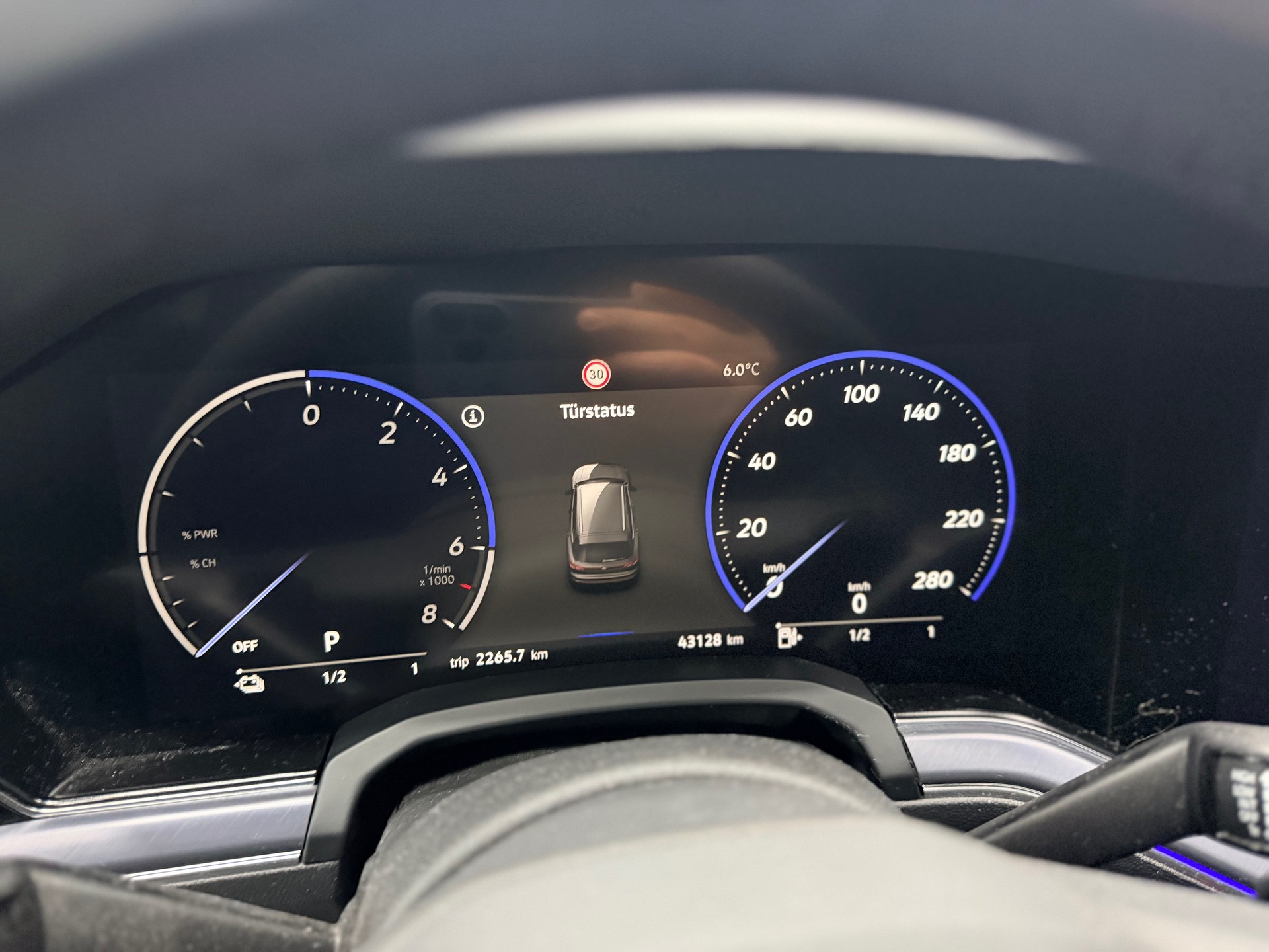 VW Touareg 3.0TSIeHyb R-image-11