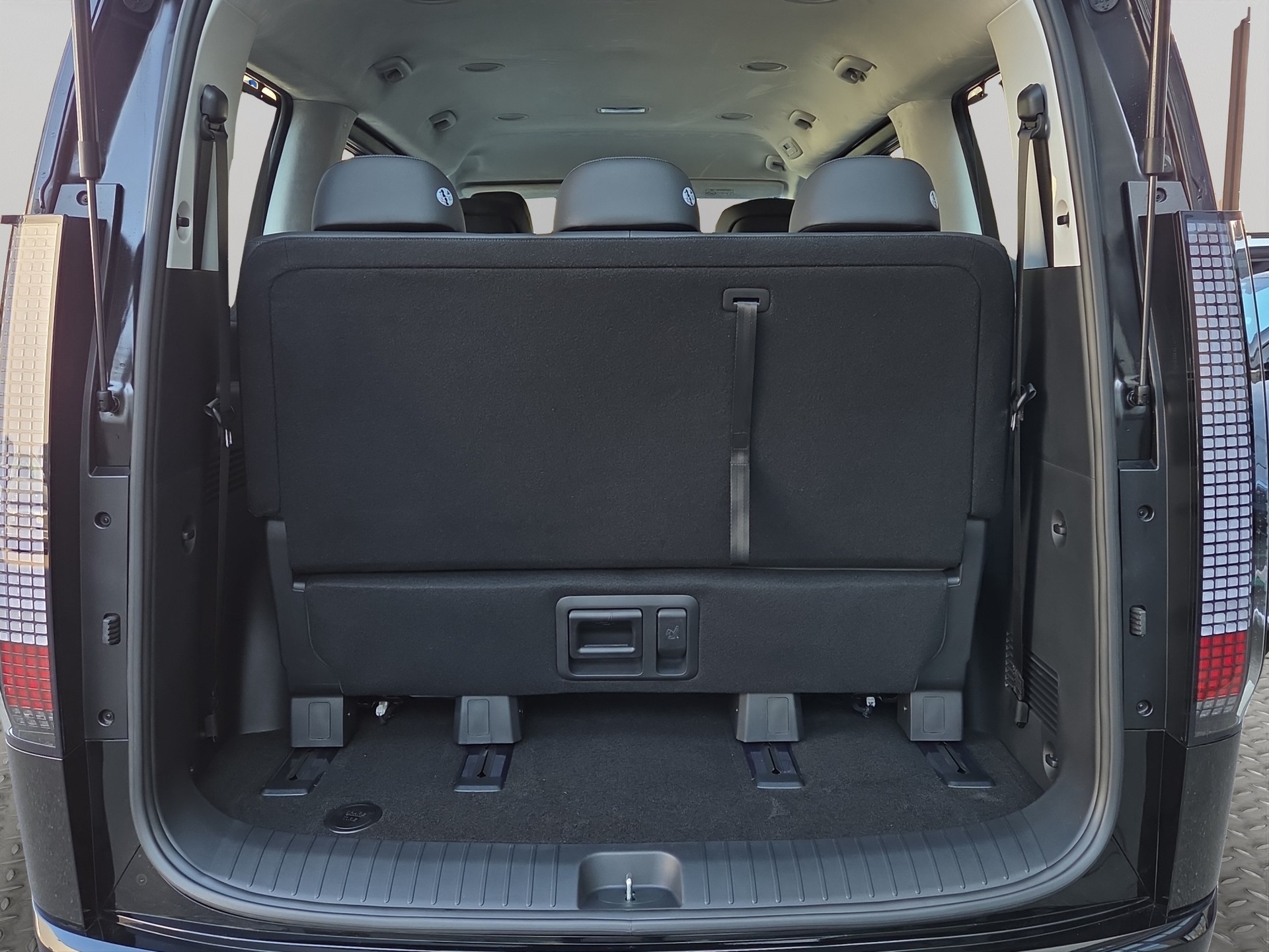 HYUNDAI Staria Premium 1.6 GDi HEV Amplia-image-14