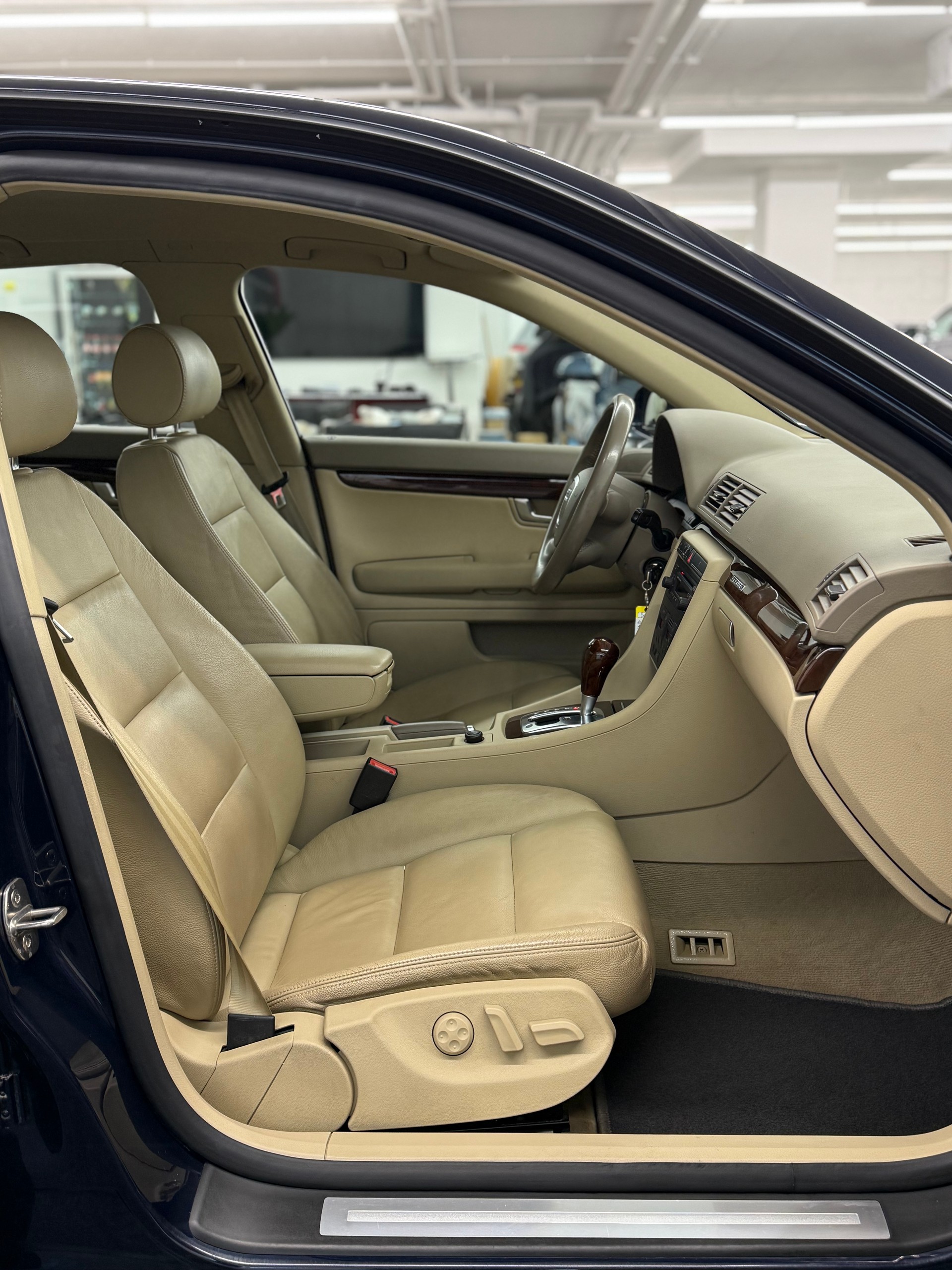 AUDI A4 Limousine 3.2 FSI QUATTRO + AHK-image-15