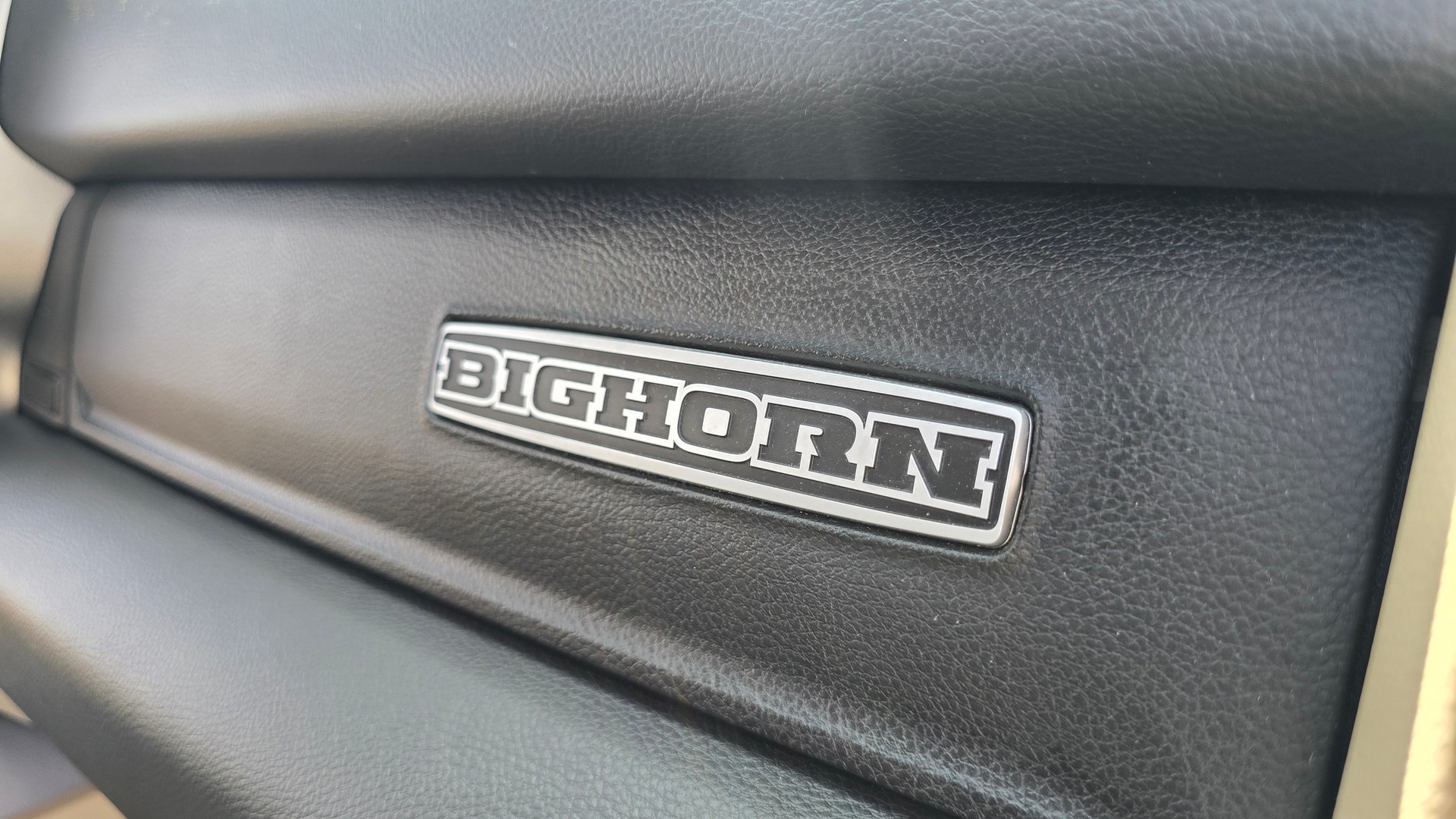 DODGE 1500 Crew Cab 5.7 Hemi Bighorn-image-23