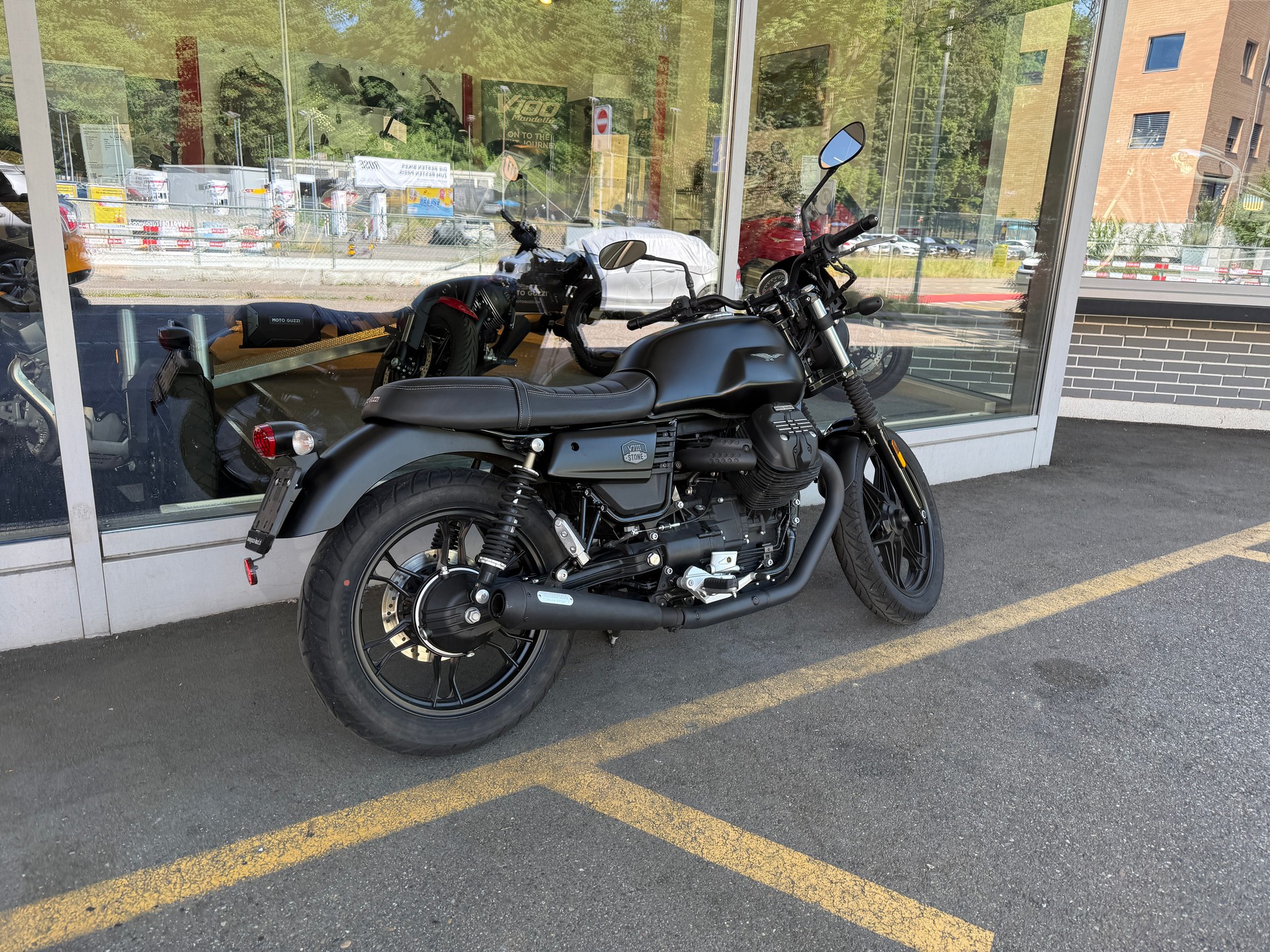 MOTO GUZZI V 7 III Stone-showroom-element-1