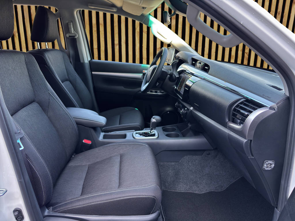 TOYOTA Hi-Lux Double Cab.-Pick-up 2.4 D-4D 150 Comfort-image-4