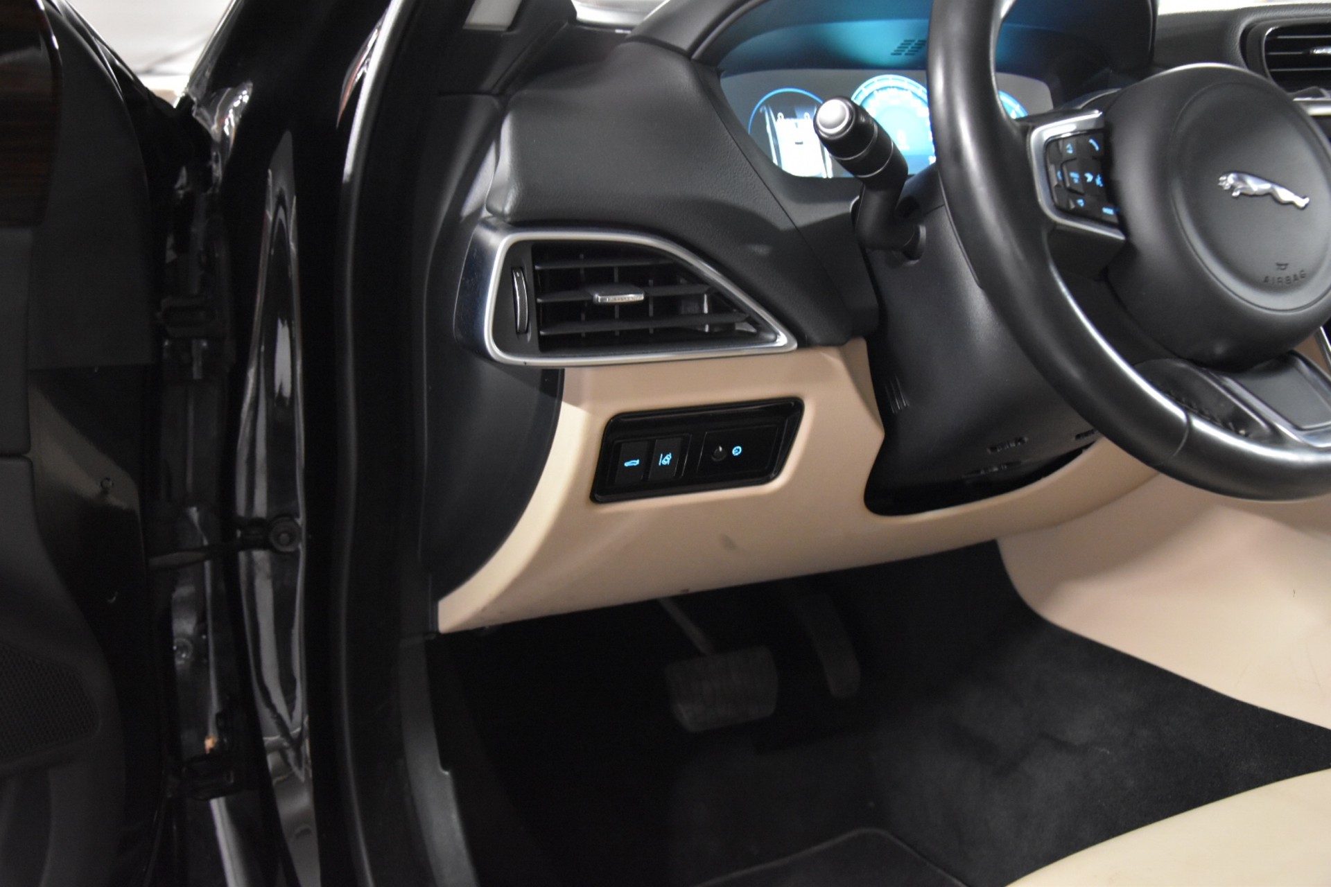JAGUAR XE 20d Prestige AWD Automat-image-25