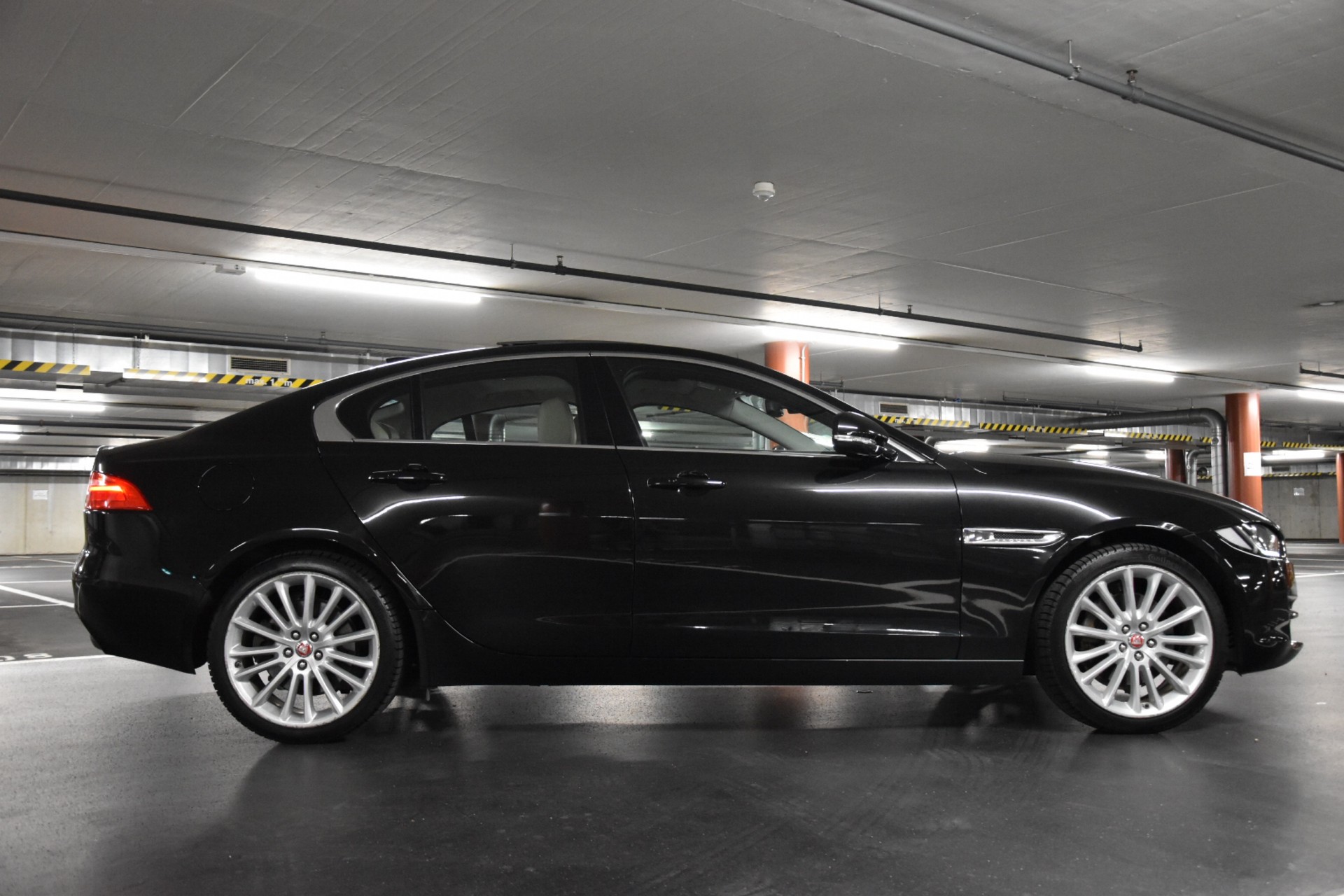 JAGUAR XE 20d Prestige AWD Automat-image-10