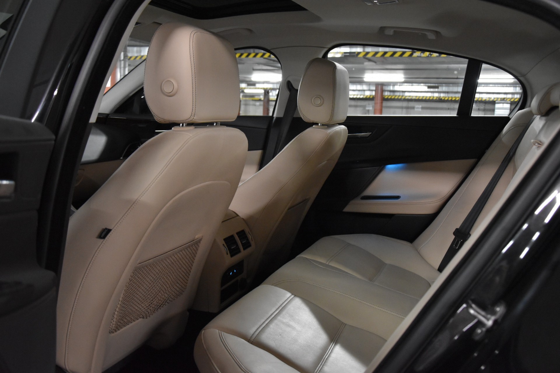 JAGUAR XE 20d Prestige AWD Automat-image-29