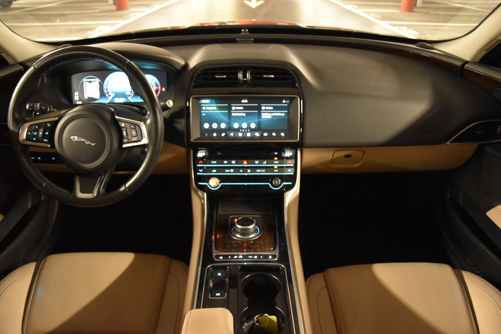JAGUAR XE 20d Prestige AWD Automat-image-11