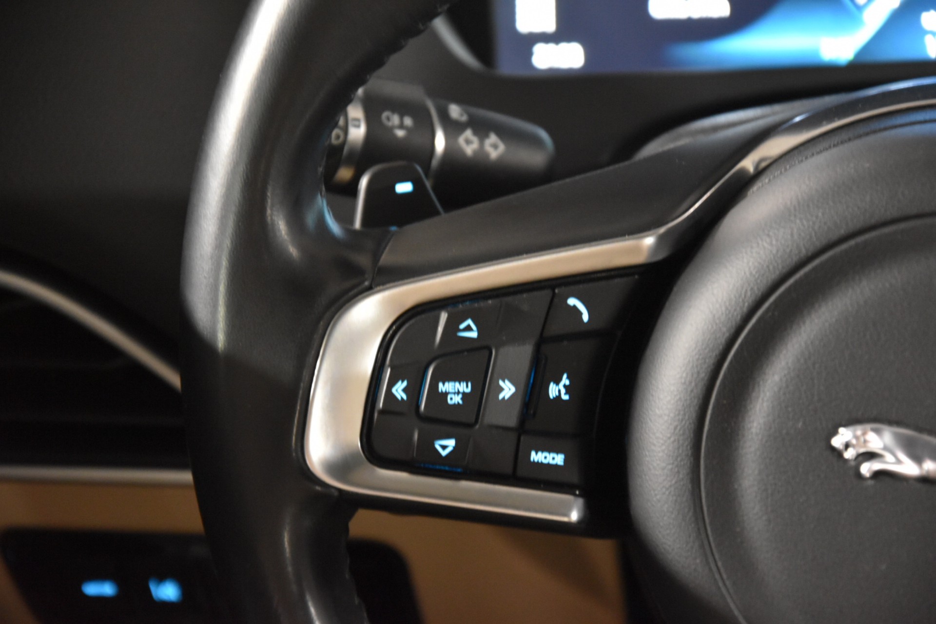 JAGUAR XE 20d Prestige AWD Automat-image-14
