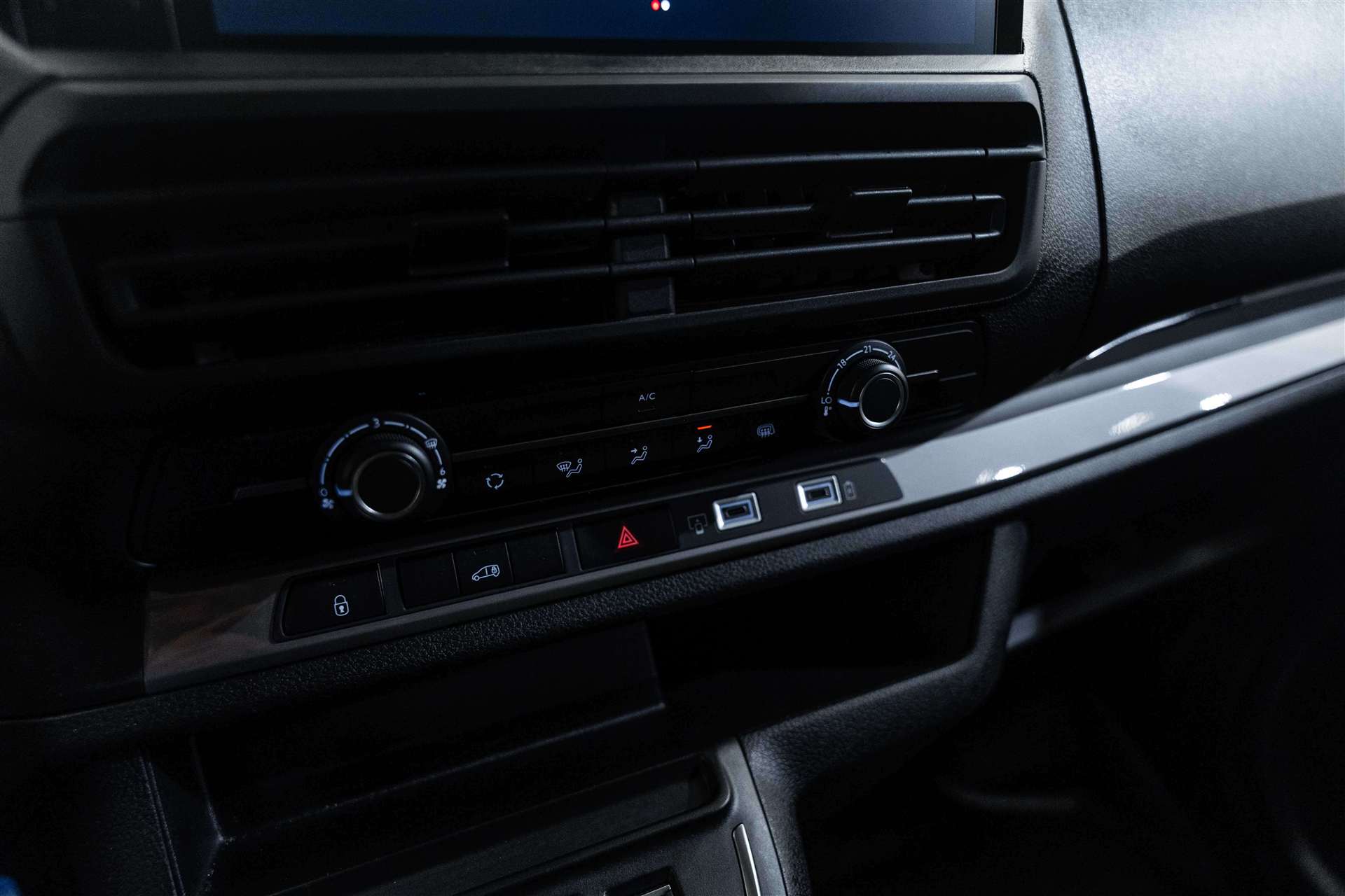 FIAT Scudo 2.0 BlueHDi L2 3-Plätzer EAT-Automat-image-20