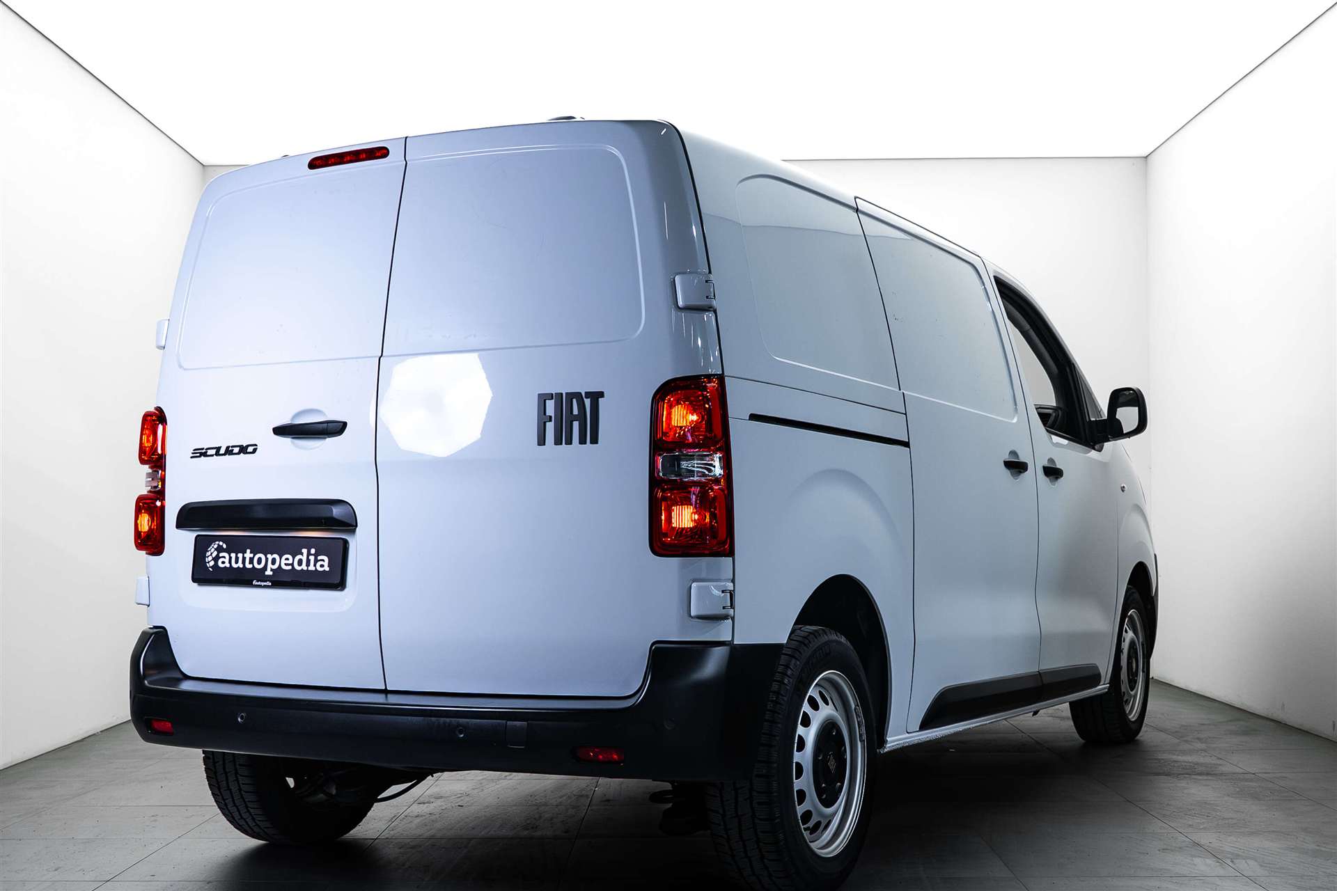 FIAT Scudo 2.0 BlueHDi L2 3-Plätzer EAT-Automat-showroom-element-2