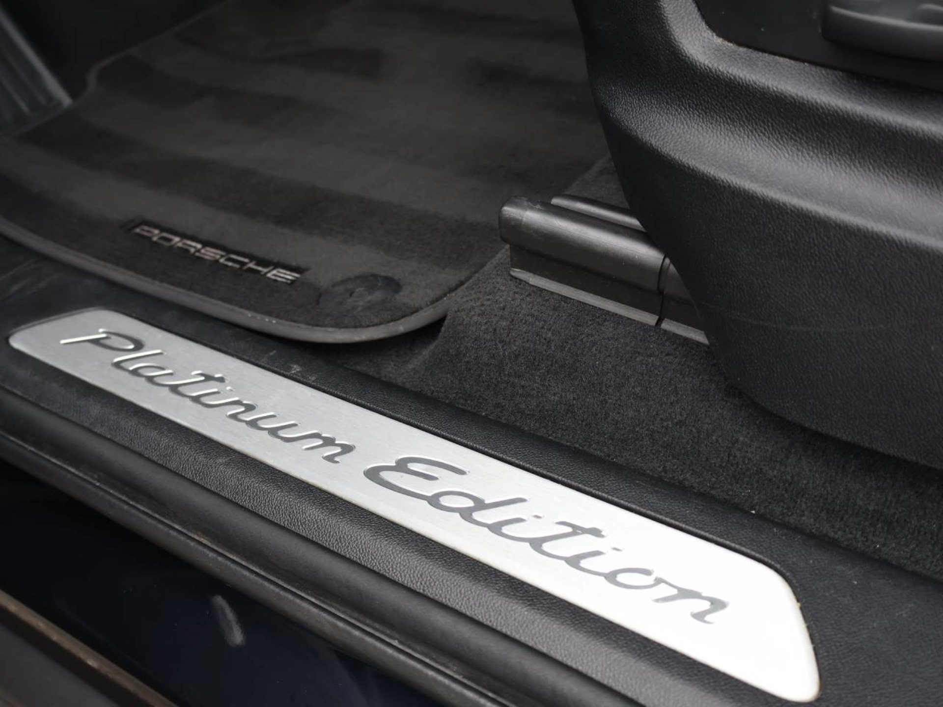 PORSCHE Cayenne E-Hybrid Platinum Edition-image-28