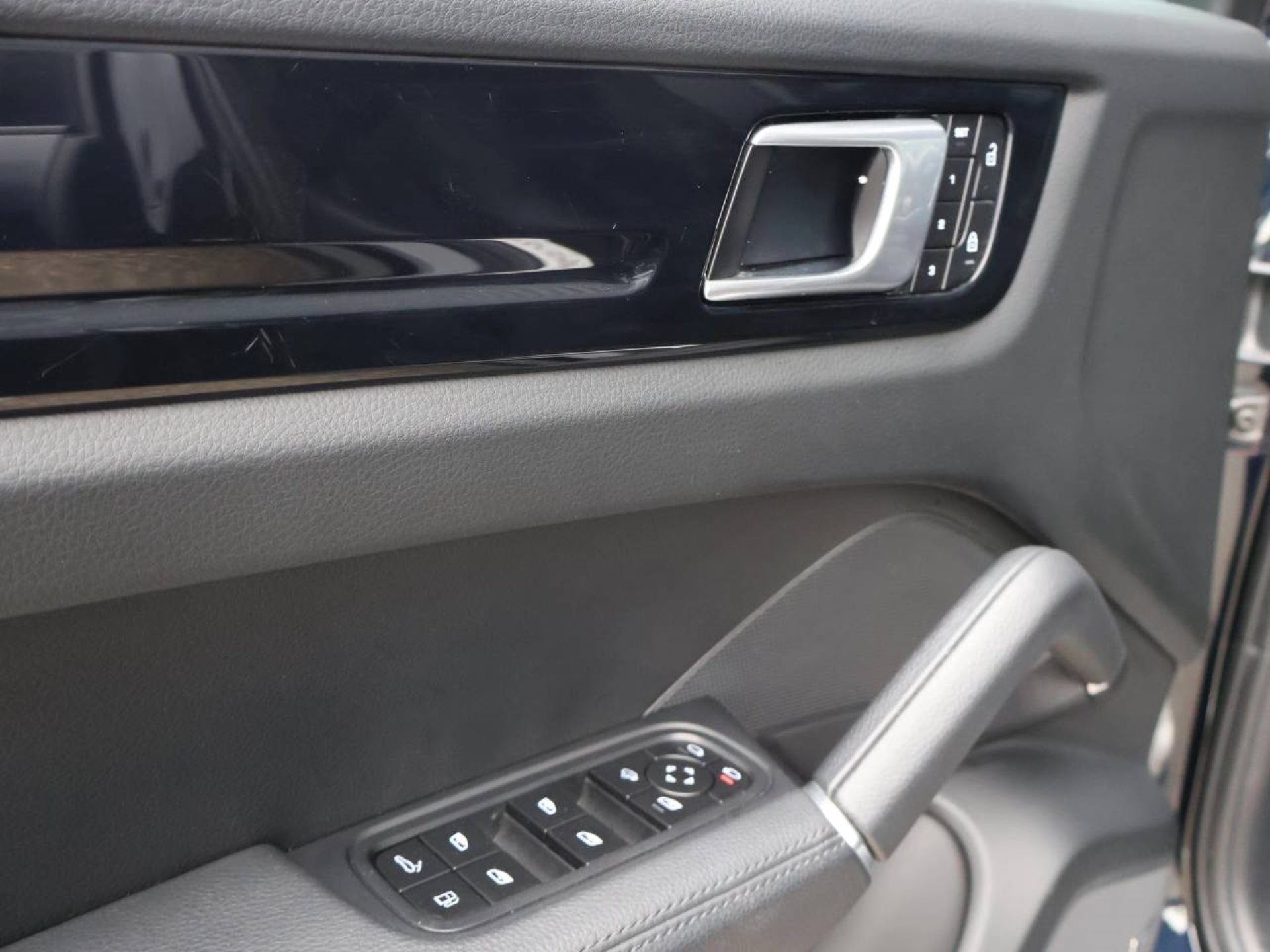 PORSCHE Cayenne E-Hybrid Platinum Edition-image-31