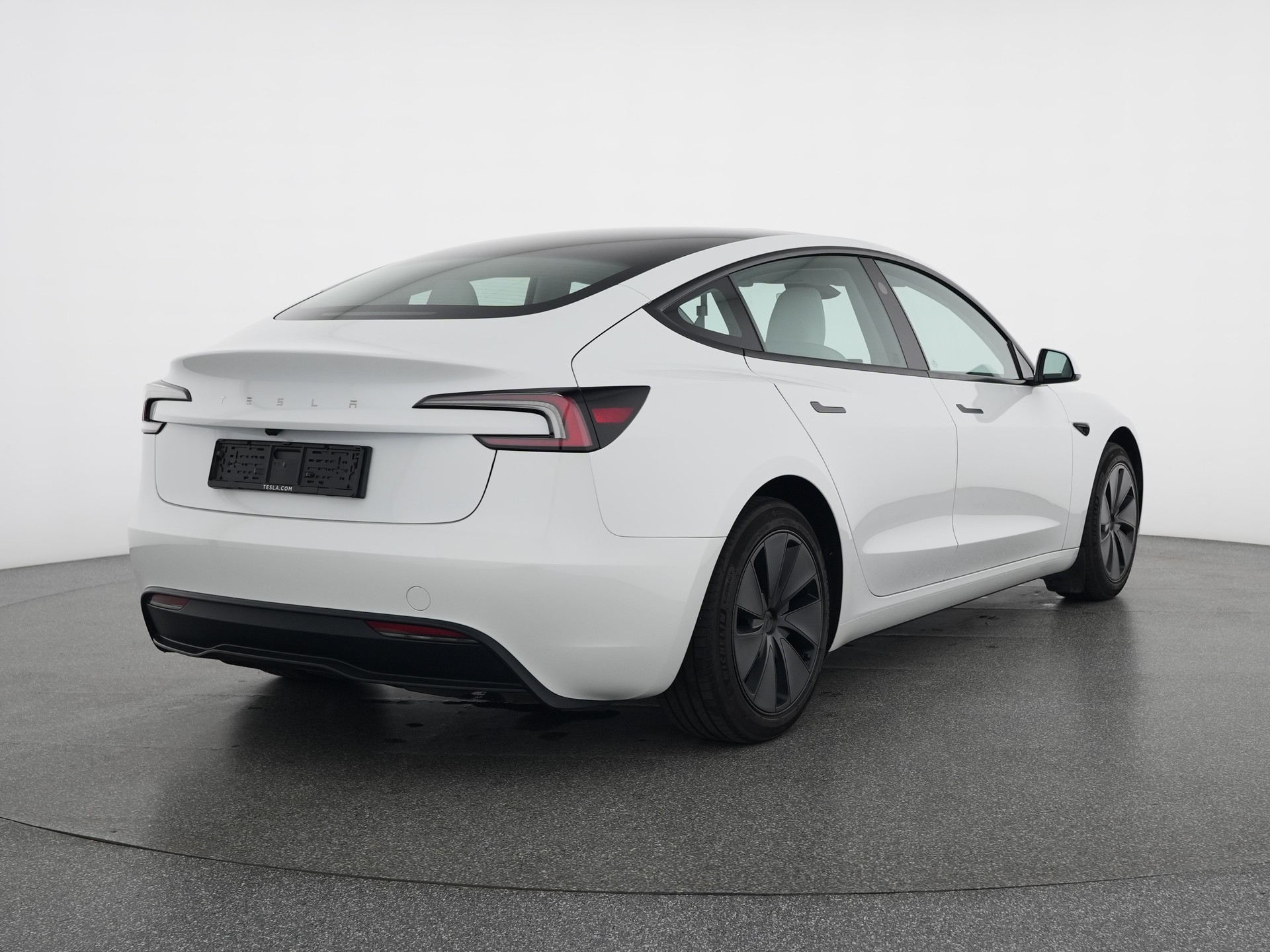 TESLA Model 3 RWD-showroom-element-1
