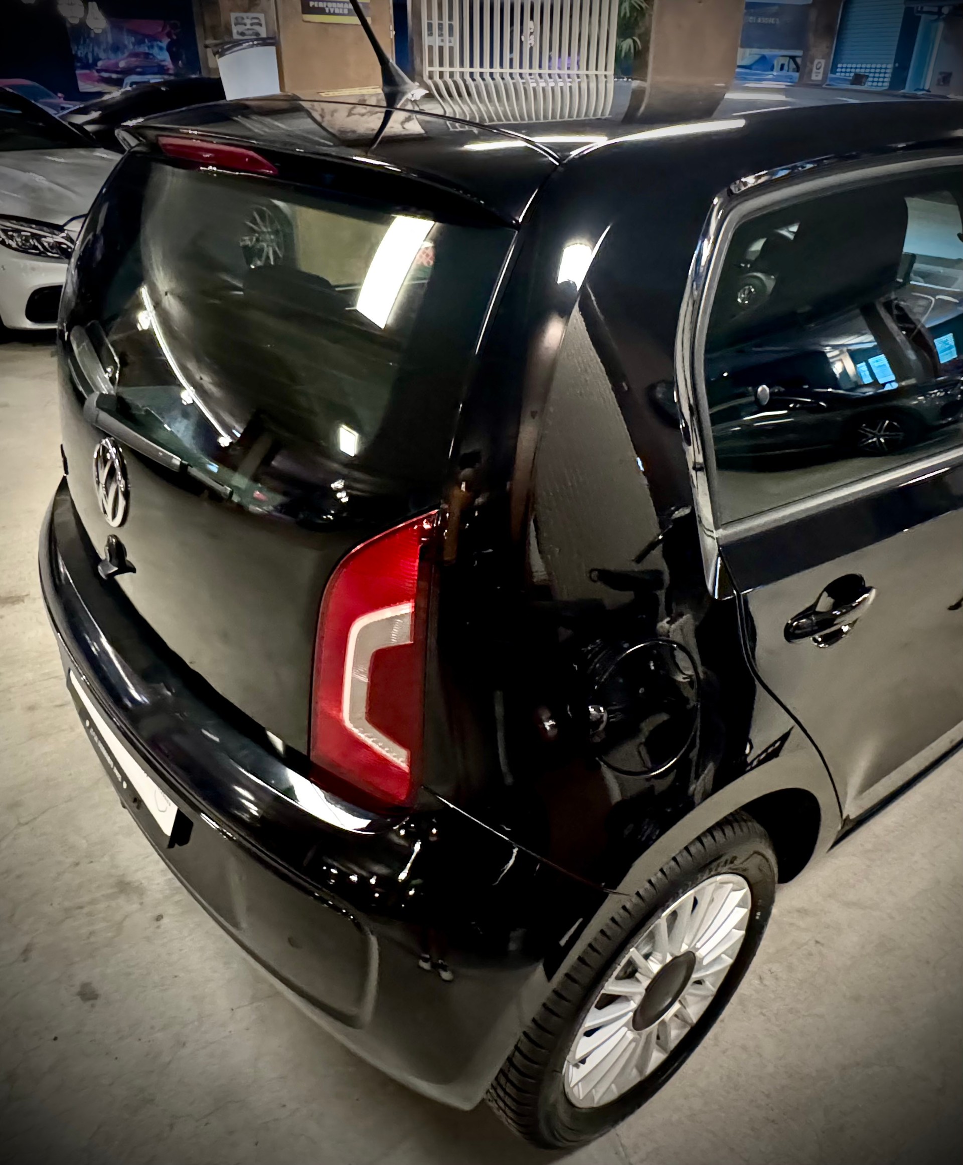 VW Up 1.0 black up Art on Ice ASG-image-10