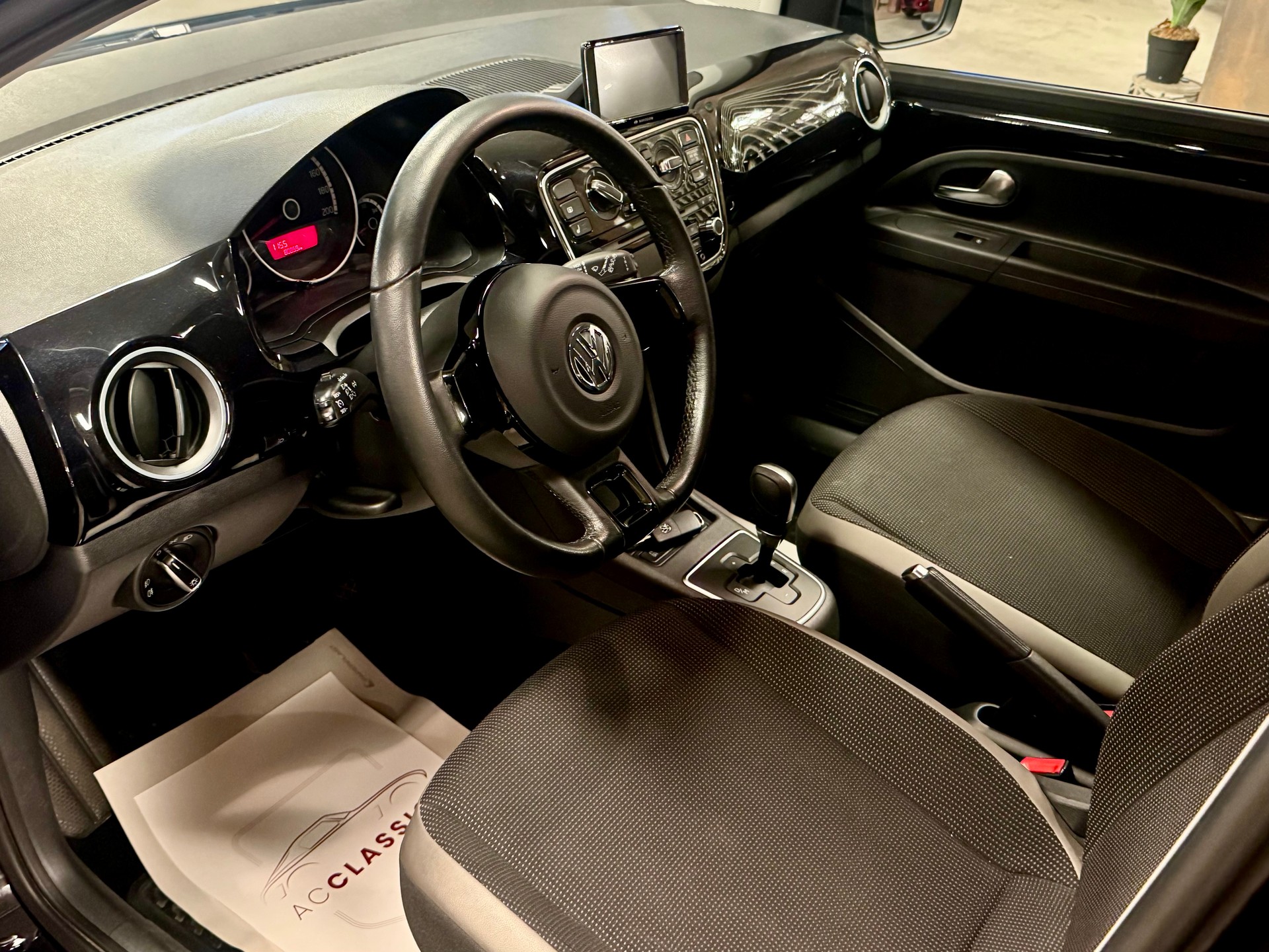 VW Up 1.0 black up Art on Ice ASG-image-18