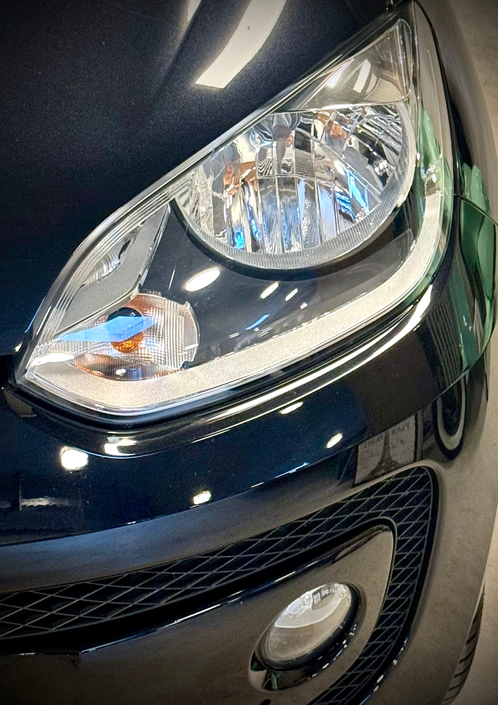 VW Up 1.0 black up Art on Ice ASG-showroom-element-2