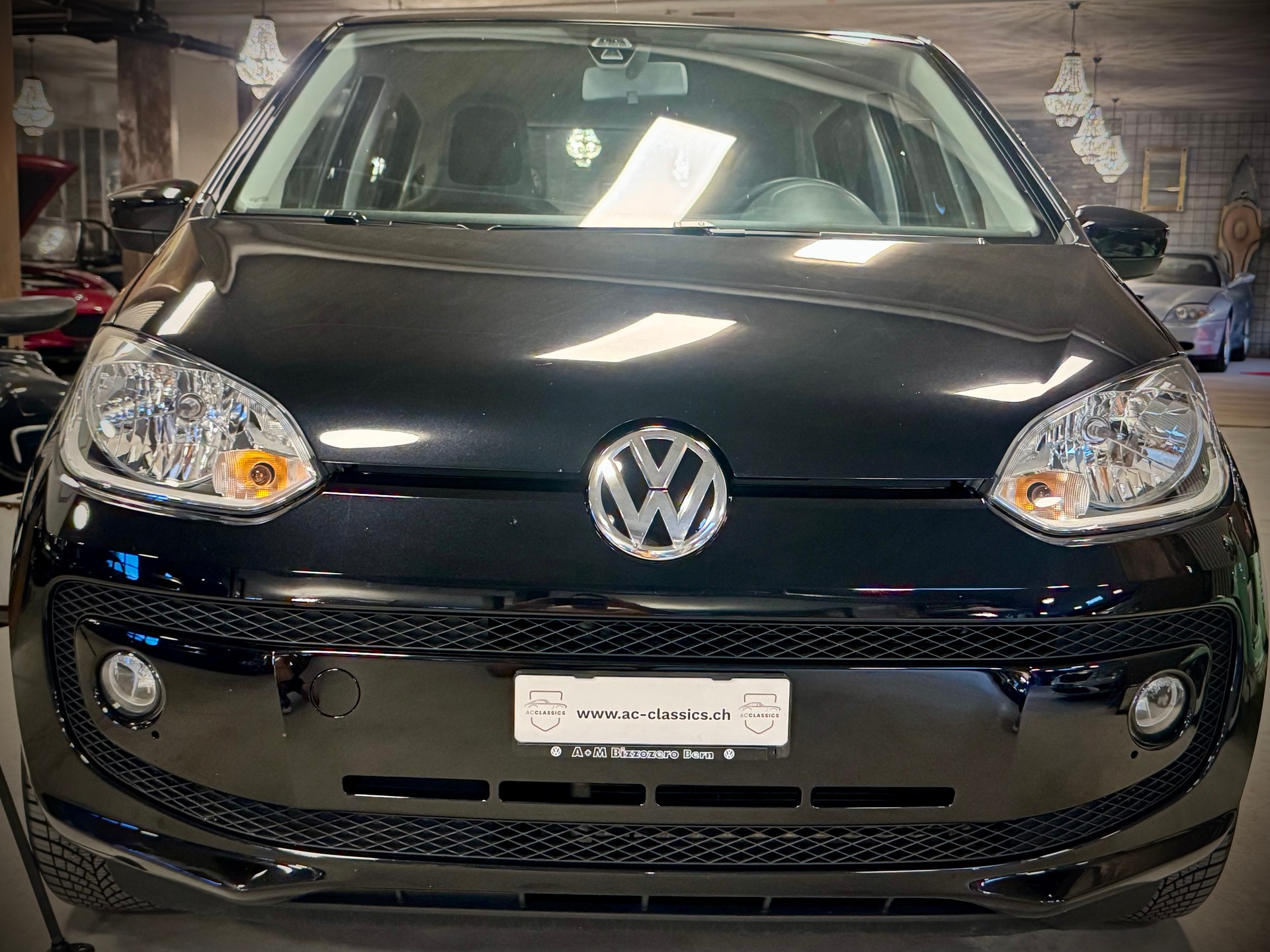 VW Up 1.0 black up Art on Ice ASG-showroom-element-3