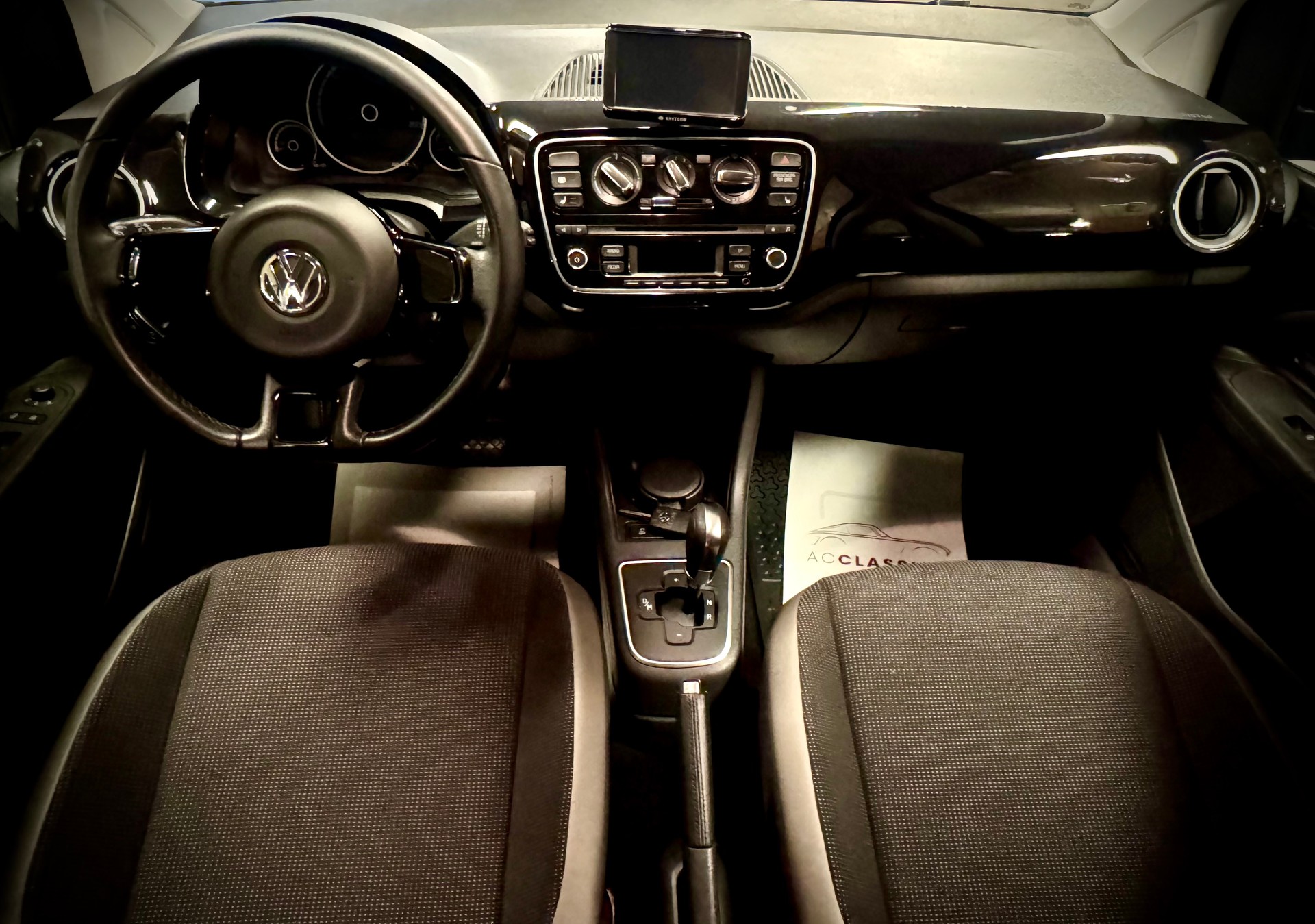 VW Up 1.0 black up Art on Ice ASG-image-16
