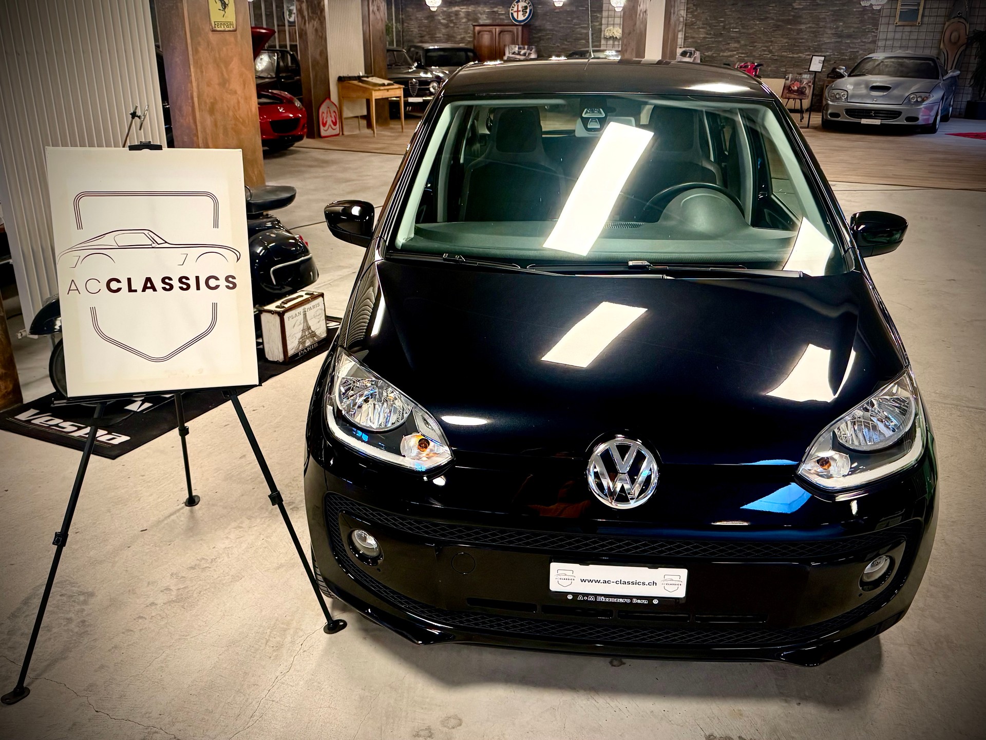 VW Up 1.0 black up Art on Ice ASG-showroom-element-1
