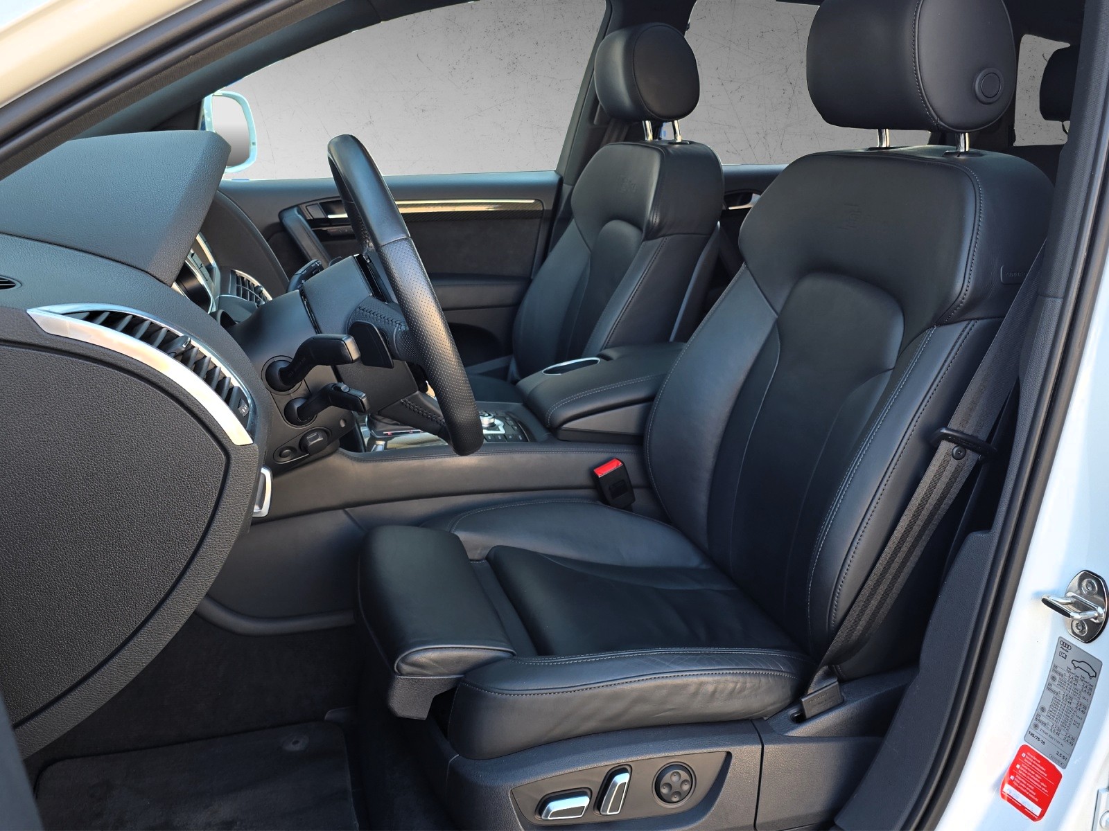 AUDI Q7 3.0 TDI quattro tiptronic 7-Sitzer mit AHK Luftfederung-image-9