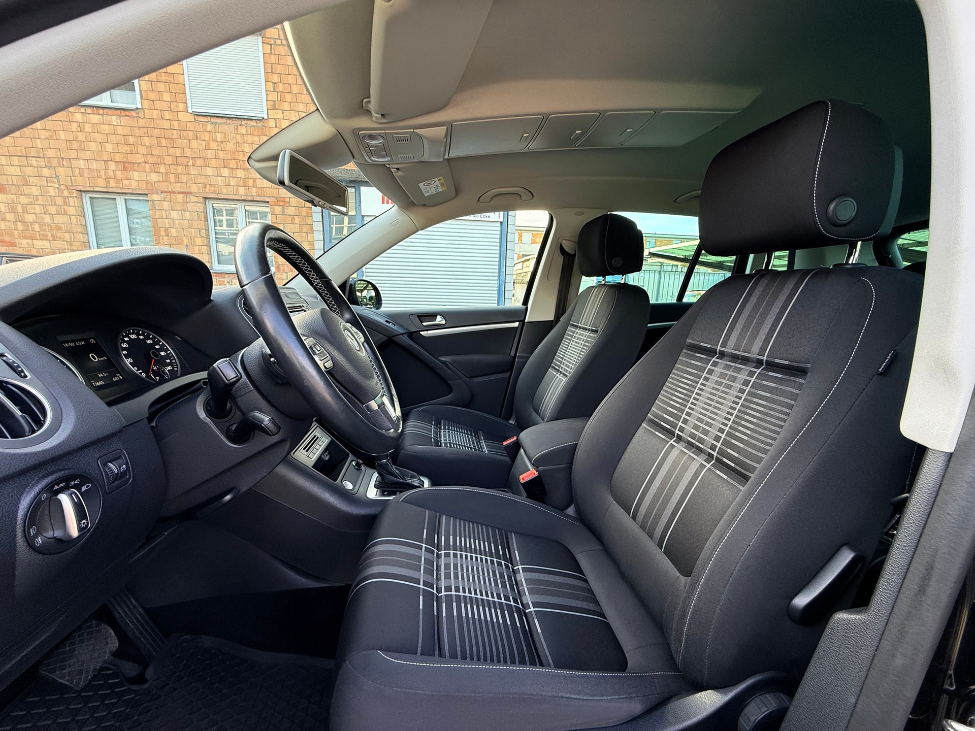 VW Tiguan 2.0 TDI Lounge 4Motion DSG Automat-image-5