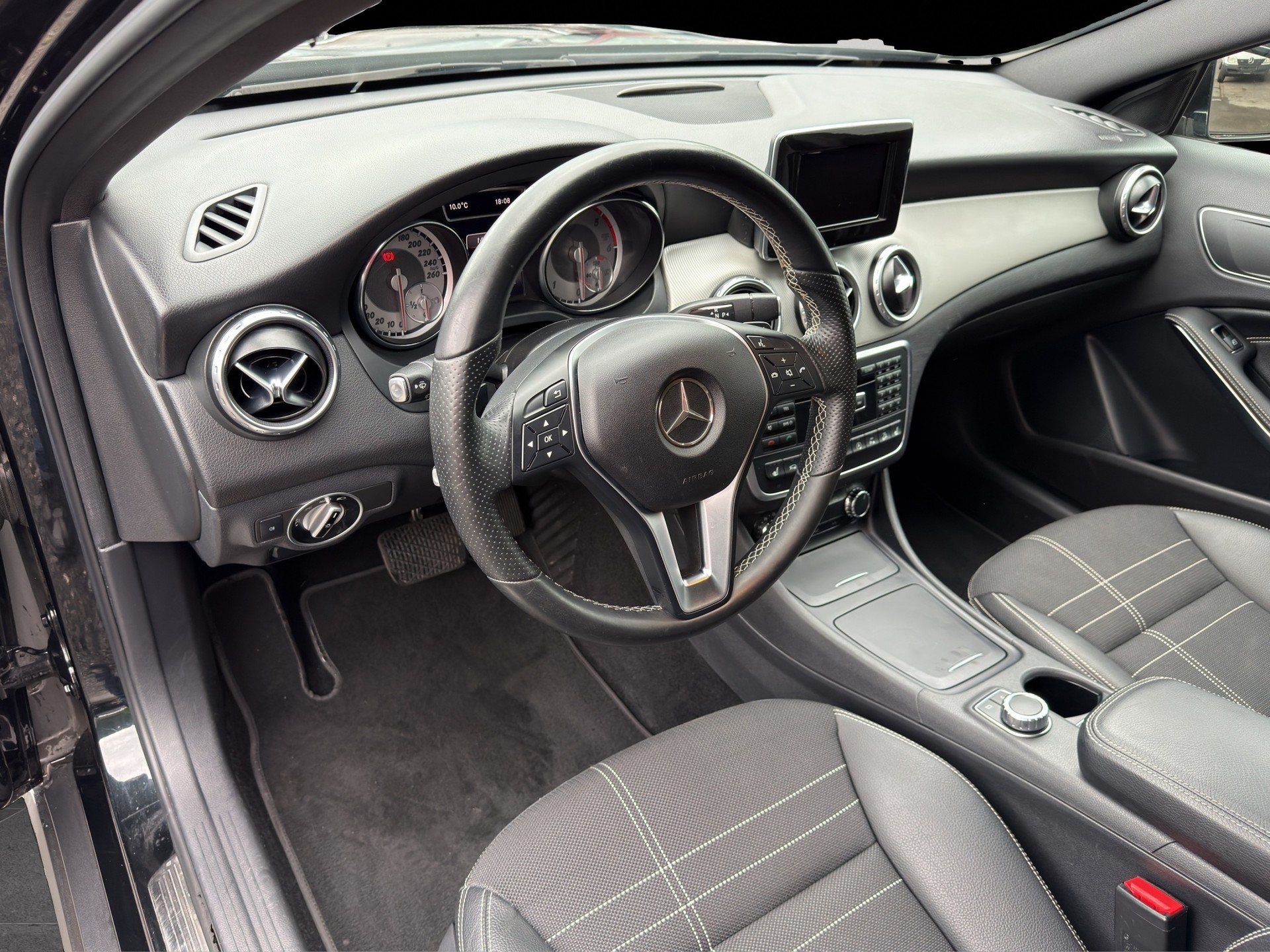 MERCEDES-BENZ GLA 200 CDI Swiss Star Edition 4Matic 7G-DCT-image-6