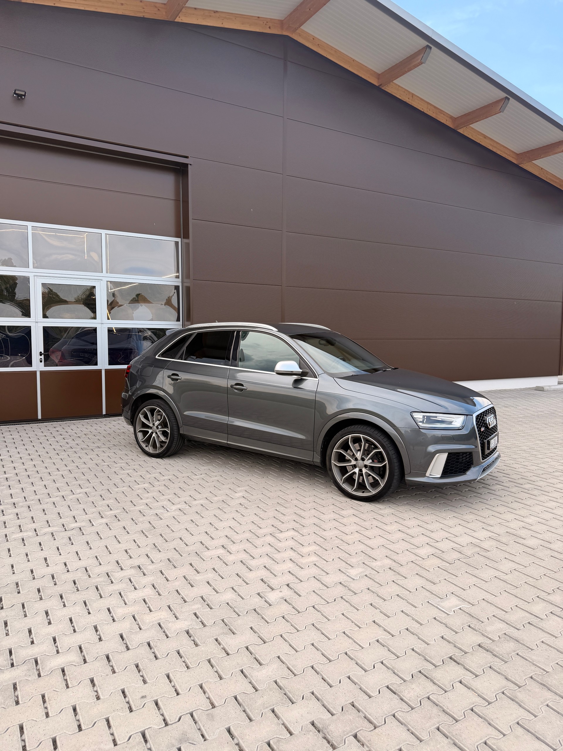 AUDI RS Q3 2.5 TFSI quattro S-tronic-image-1