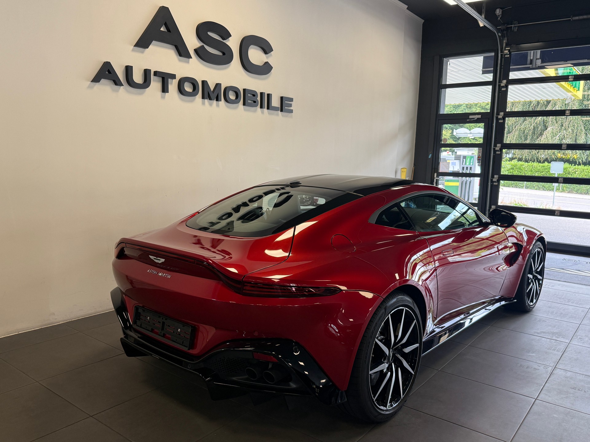 ASTON MARTIN V8 Vantage-showroom-element-2