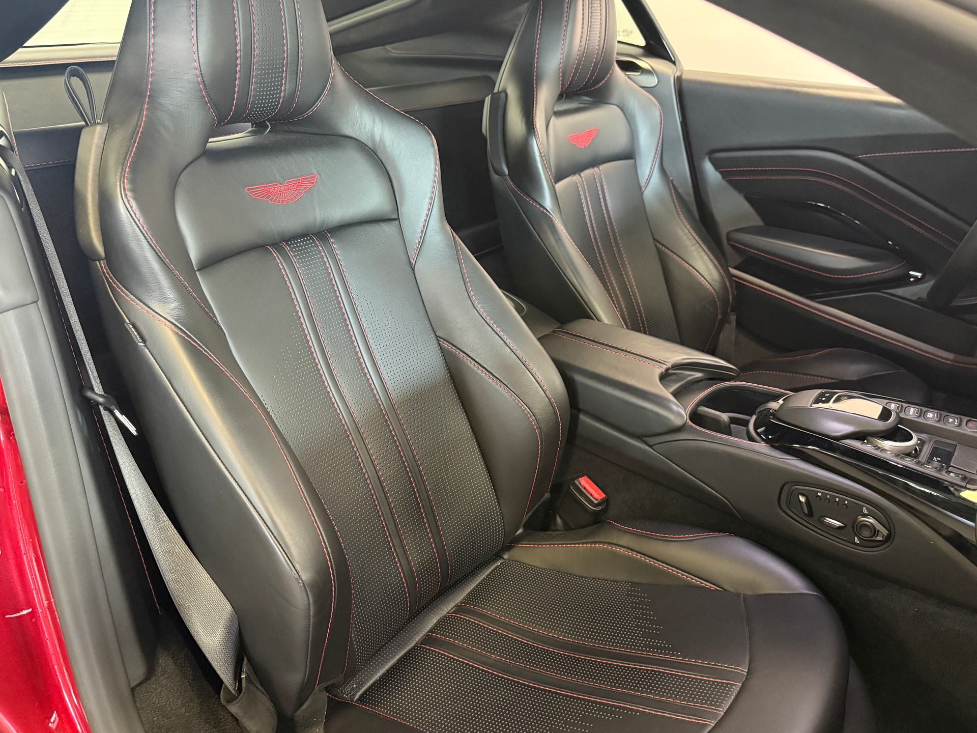 ASTON MARTIN V8 Vantage-image-8
