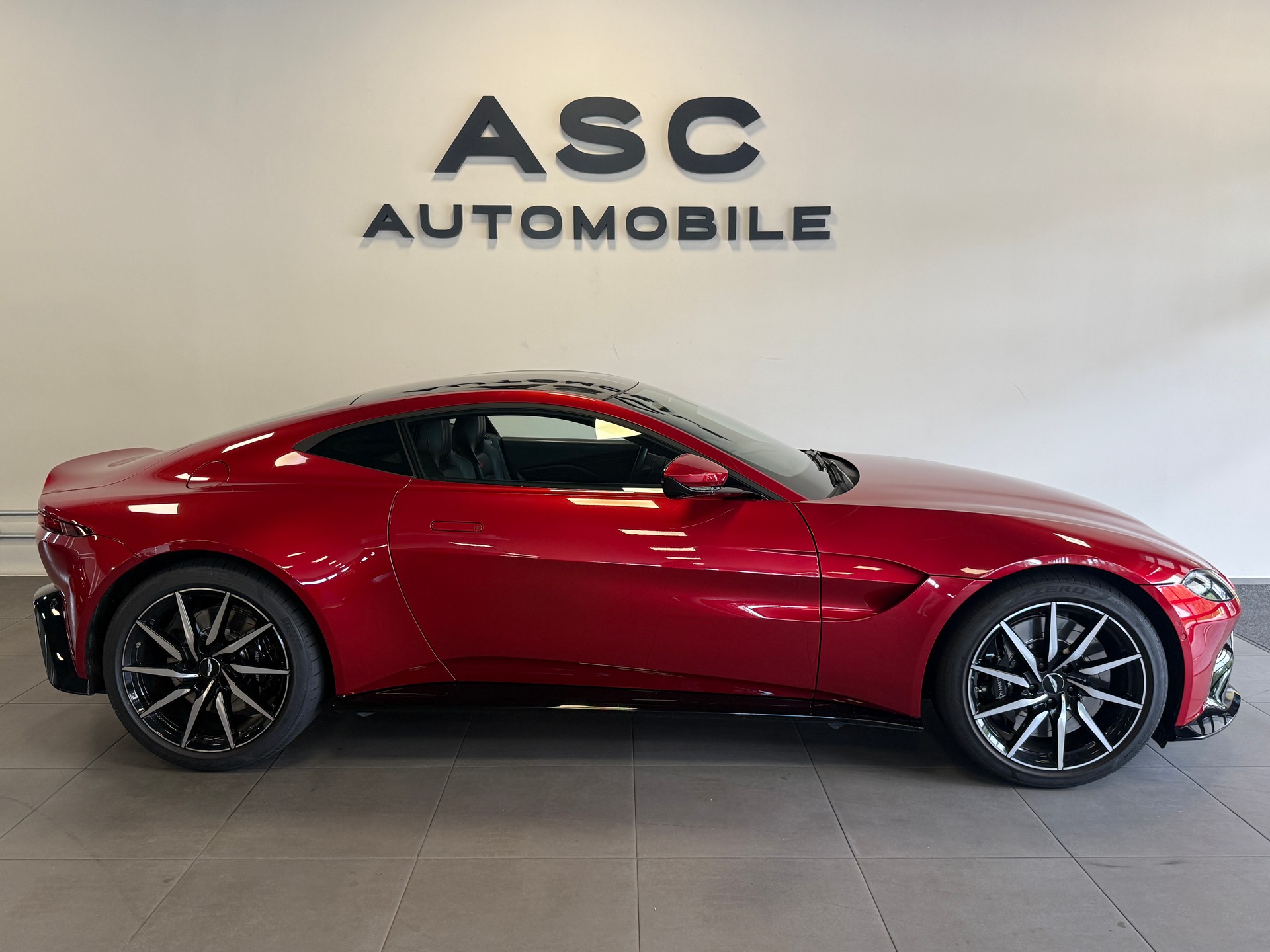 ASTON MARTIN V8 Vantage-showroom-element-1