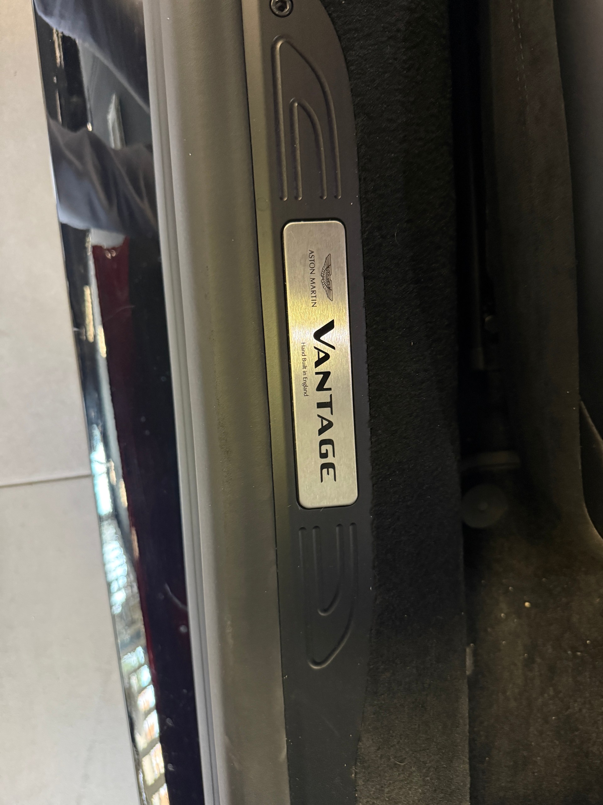 ASTON MARTIN V8 Vantage-image-9