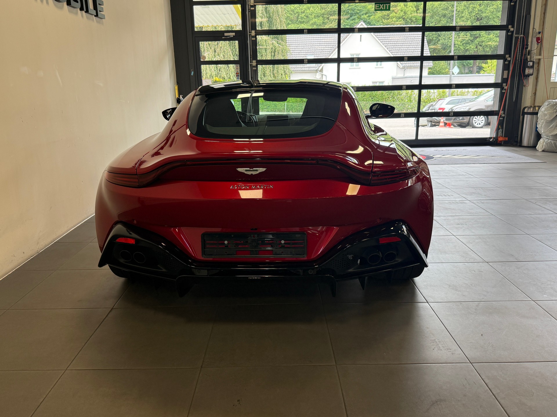 ASTON MARTIN V8 Vantage-showroom-element-3